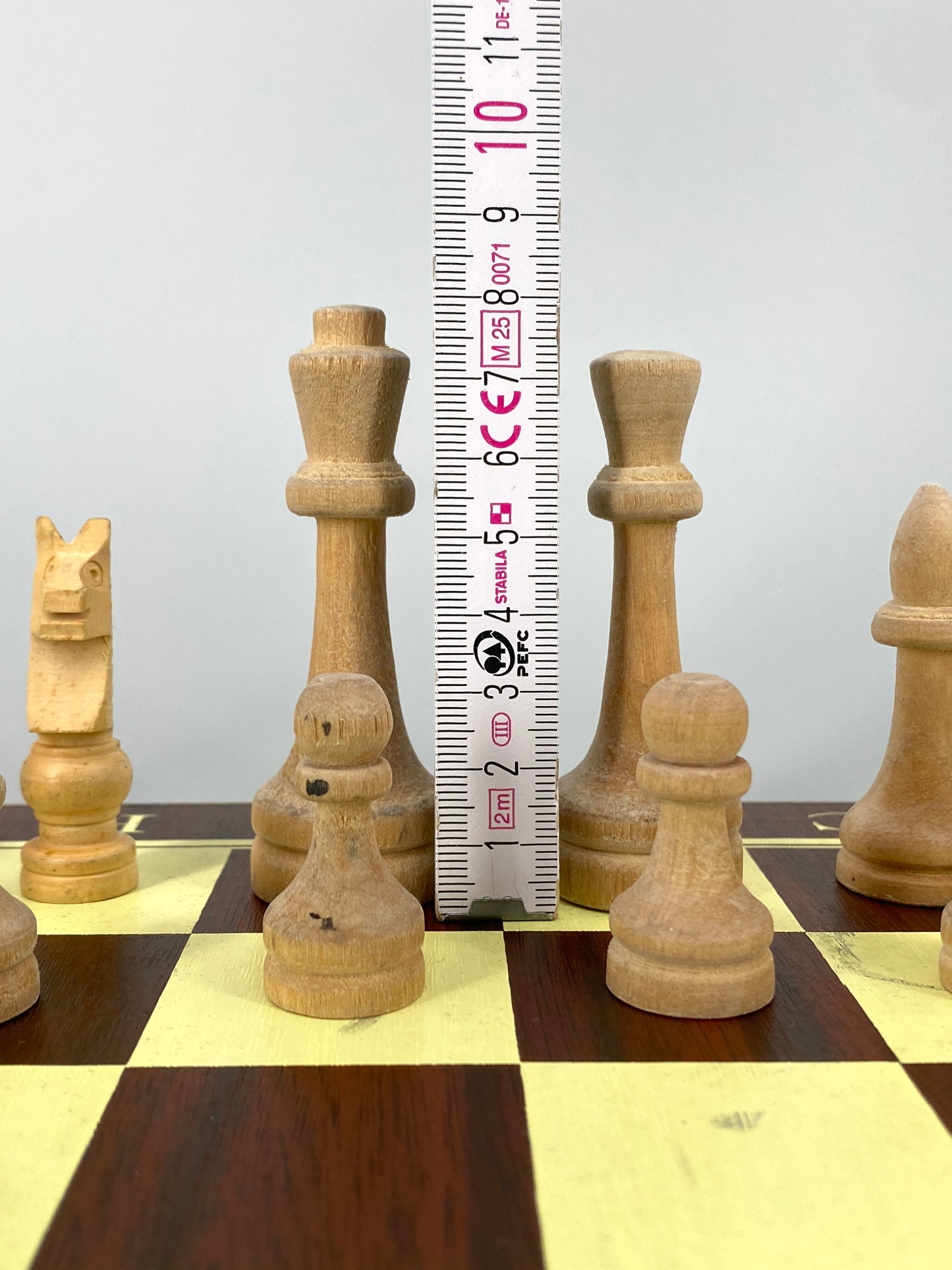 Beidseitiges Schachbrett / Mühlespiel mit moderner Typografie und einem Set Schachfiguren