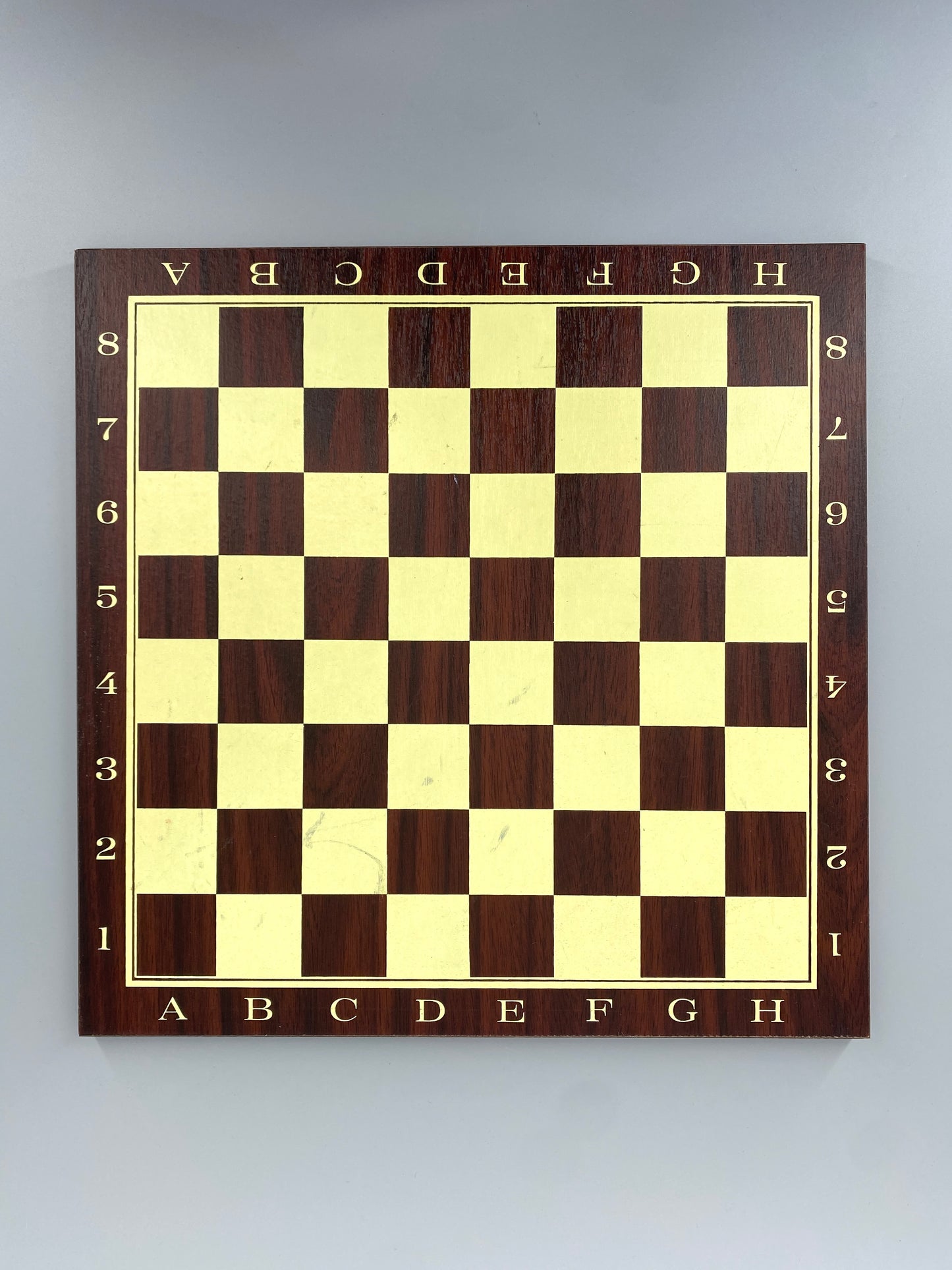 Beidseitiges Schachbrett / Mühlespiel mit moderner Typografie und einem Set Schachfiguren