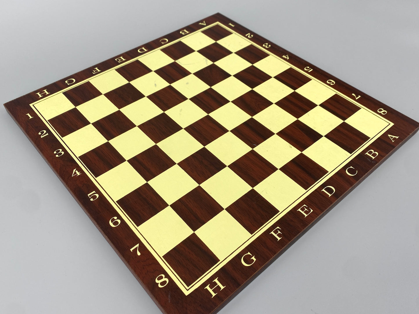 Beidseitiges Schachbrett / Mühlespiel mit moderner Typografie und einem Set Schachfiguren