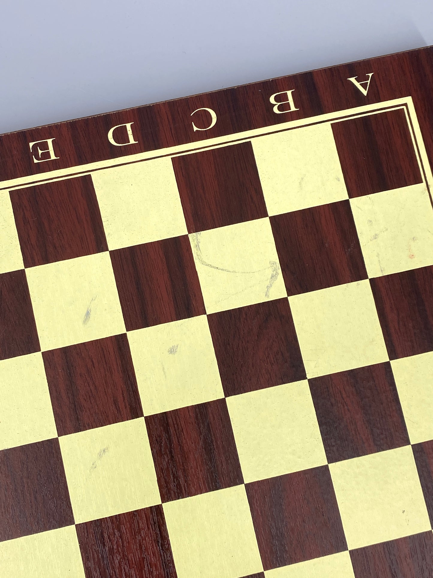 Beidseitiges Schachbrett / Mühlespiel mit moderner Typografie und einem Set Schachfiguren