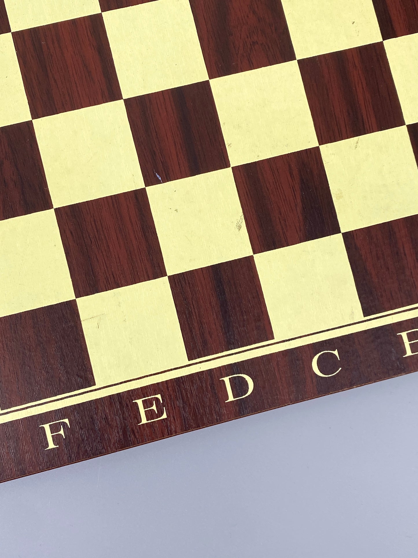 Beidseitiges Schachbrett / Mühlespiel mit moderner Typografie und einem Set Schachfiguren