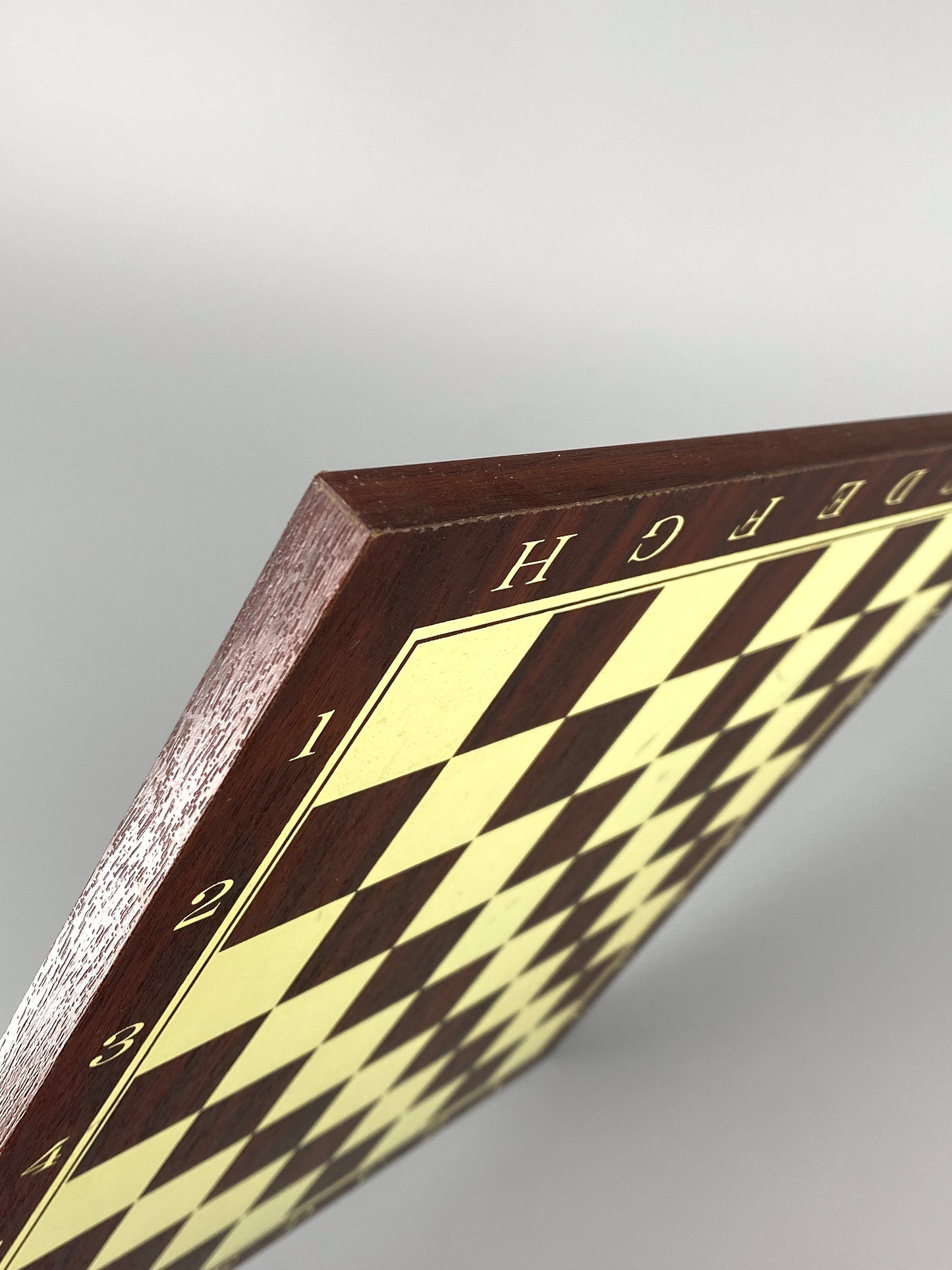 Beidseitiges Schachbrett / Mühlespiel mit moderner Typografie und einem Set Schachfiguren