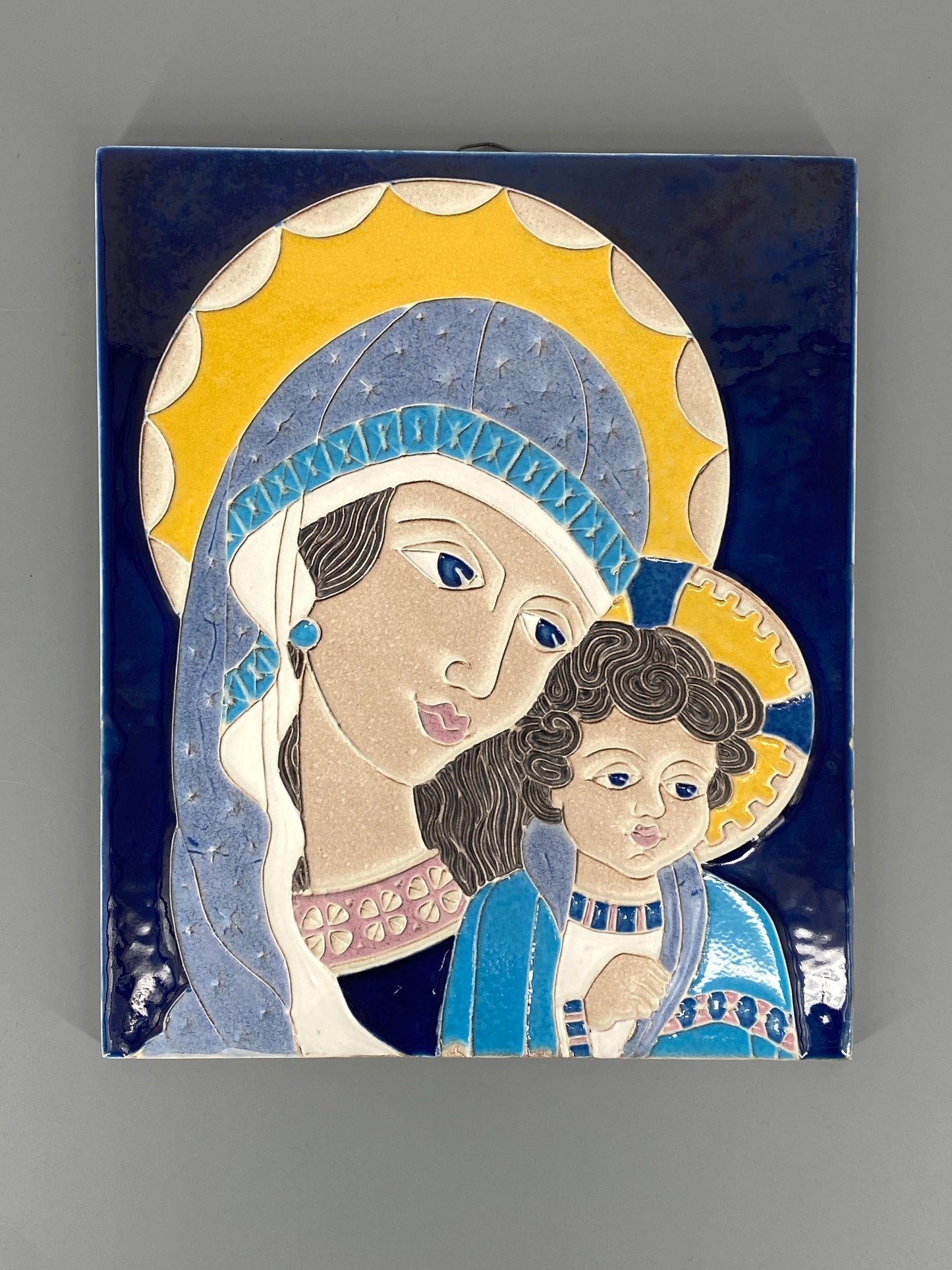 Ikone "Madonna mit dem Christkind" aus glasierter Keramik, Italien