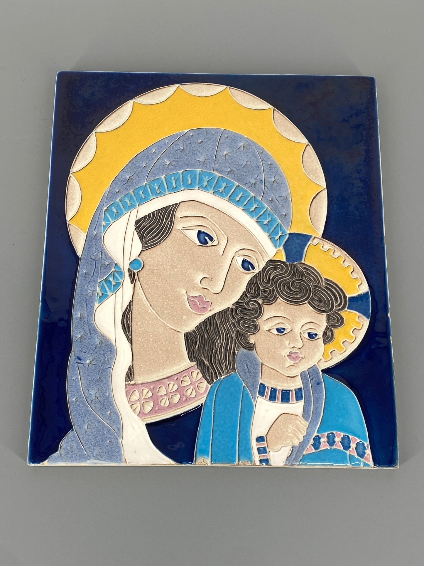 Ikone "Madonna mit dem Christkind" aus glasierter Keramik, Italien