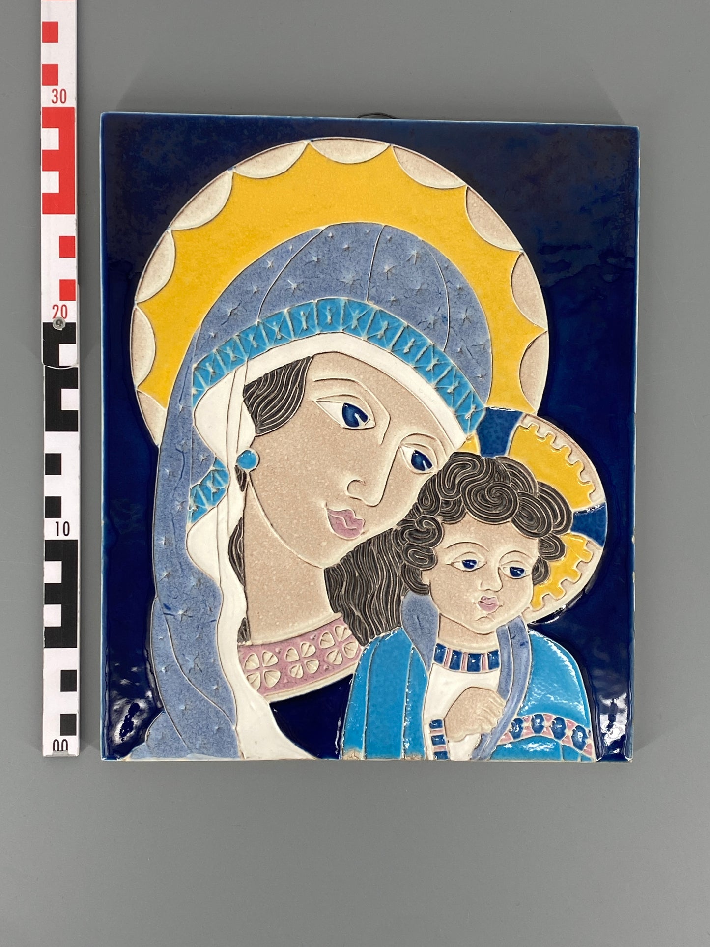 Ikone "Madonna mit dem Christkind" aus glasierter Keramik, Italien