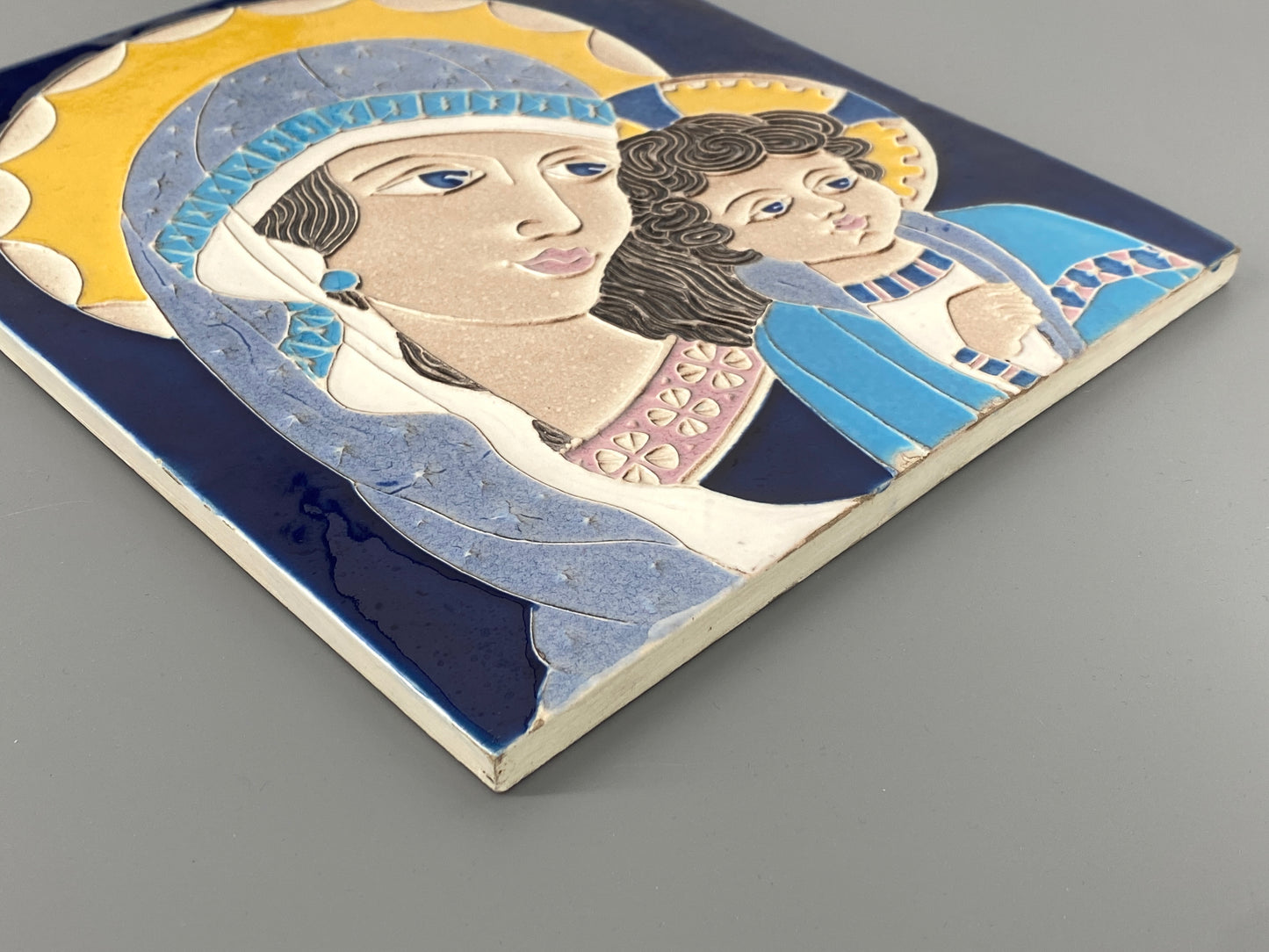 Ikone "Madonna mit dem Christkind" aus glasierter Keramik, Italien