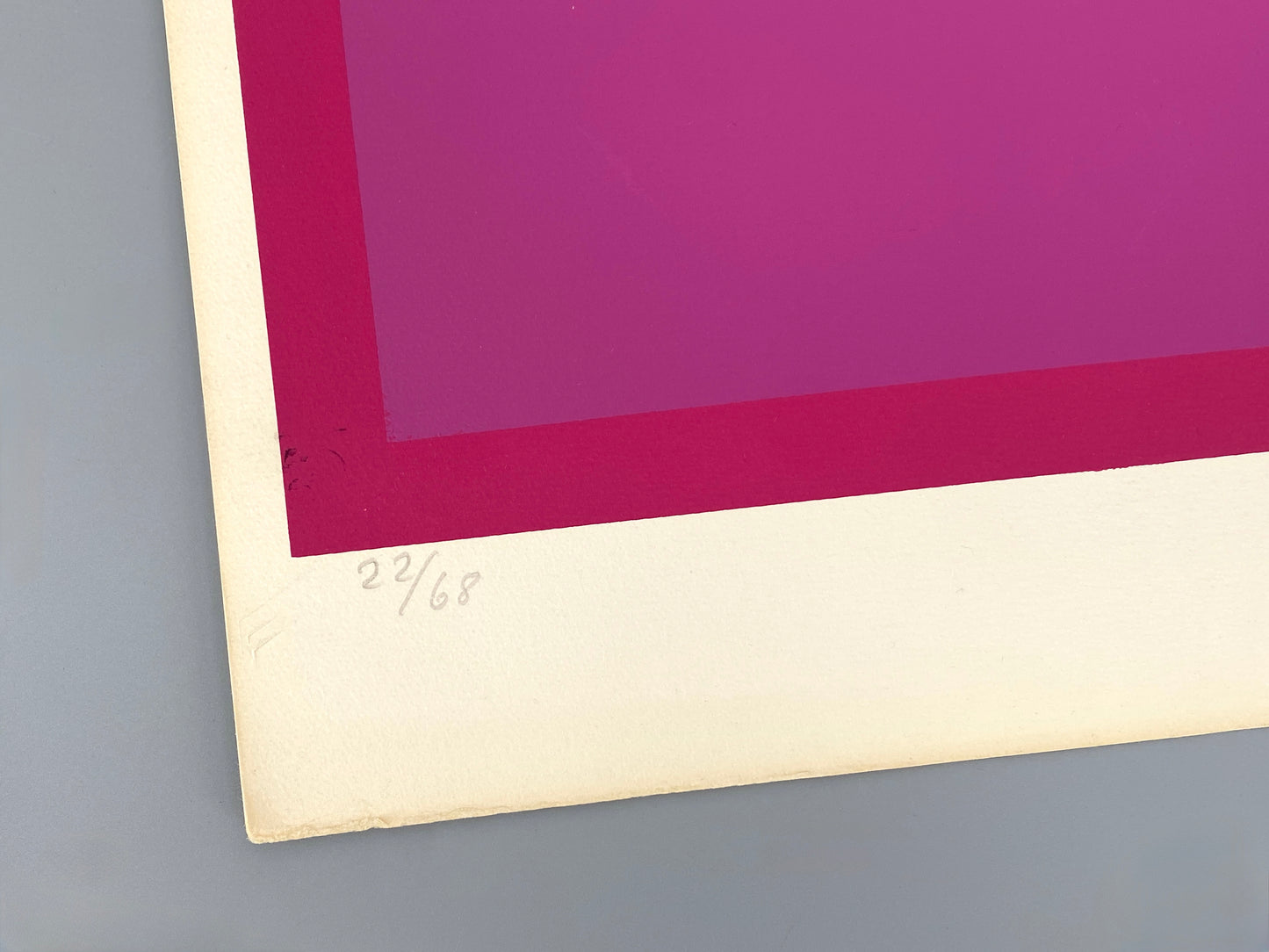 Nummerierter Siebdruck in Malvenfarbe mit Prägedruck von Karl-Heinz Franke (1916‒2006)