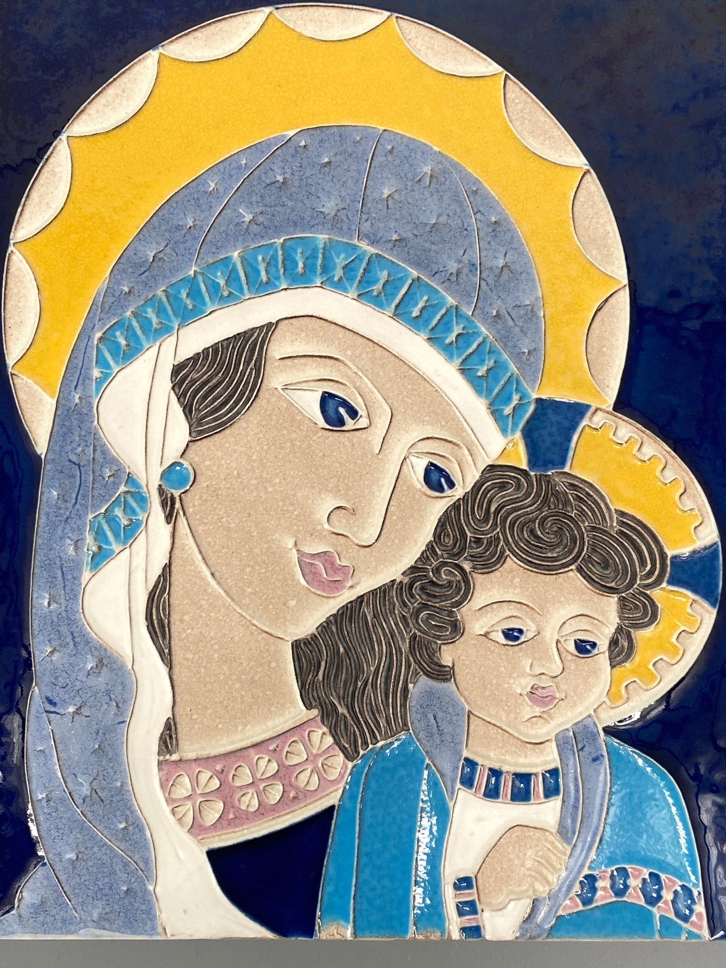 Ikone "Madonna mit dem Christkind" aus glasierter Keramik, Italien