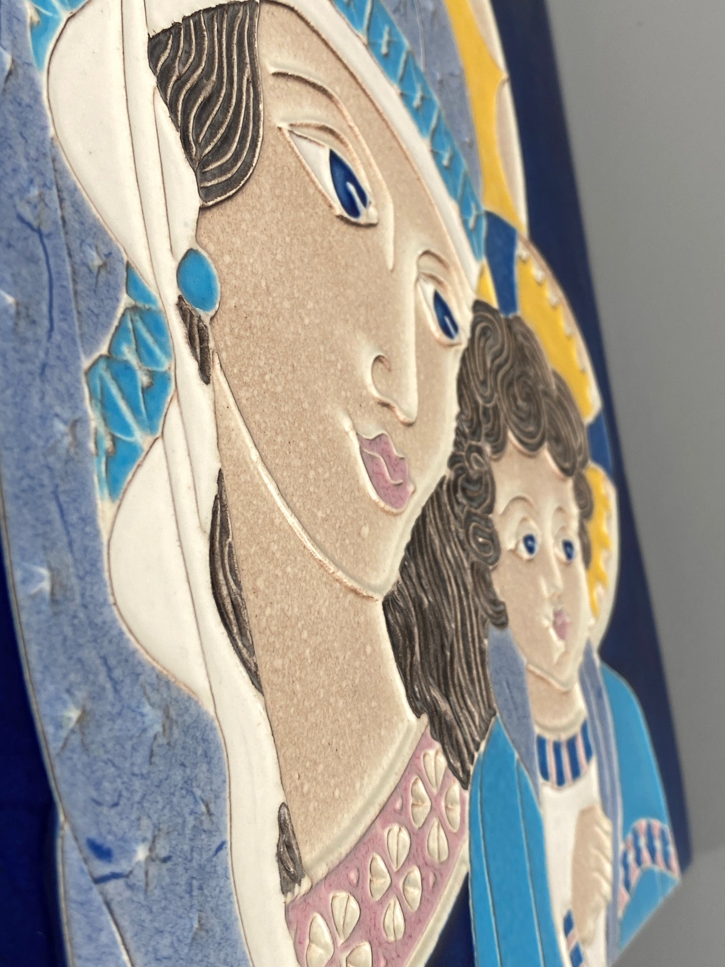 Ikone "Madonna mit dem Christkind" aus glasierter Keramik, Italien