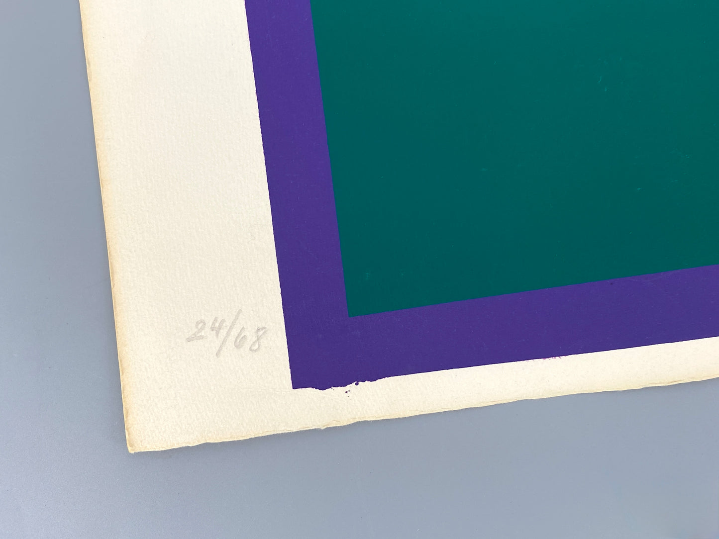 Nummerierter Siebdruck in Dunkelgrün und Violett mit Prägedruck von Karl-Heinz Franke (1916‒2006)