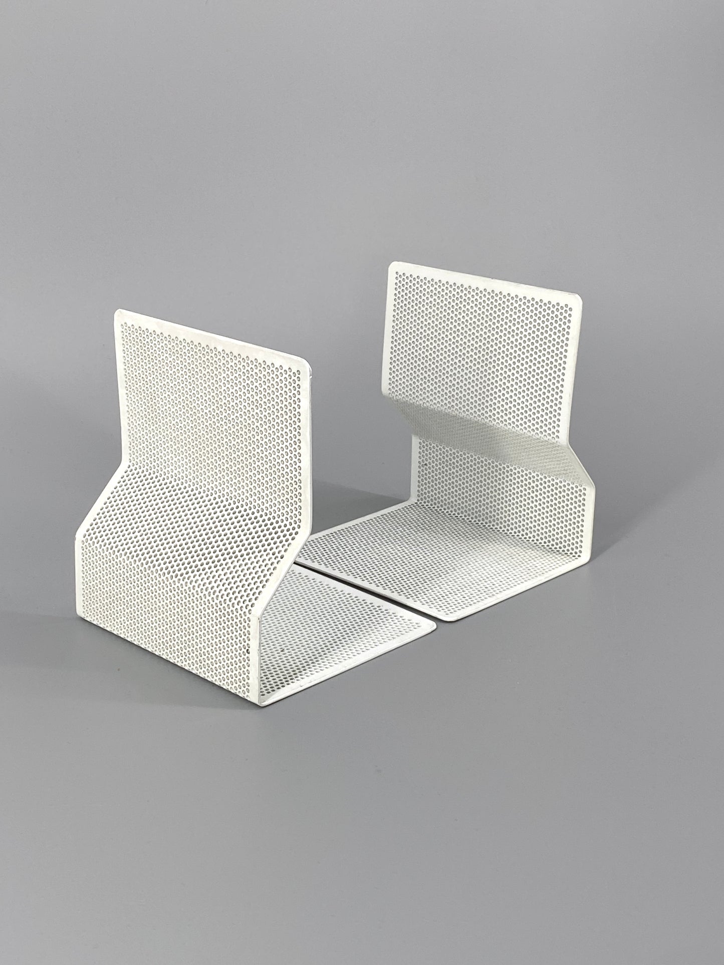 1 Paar Buchstützen aus weißem, perforiertem Metall, 1980er