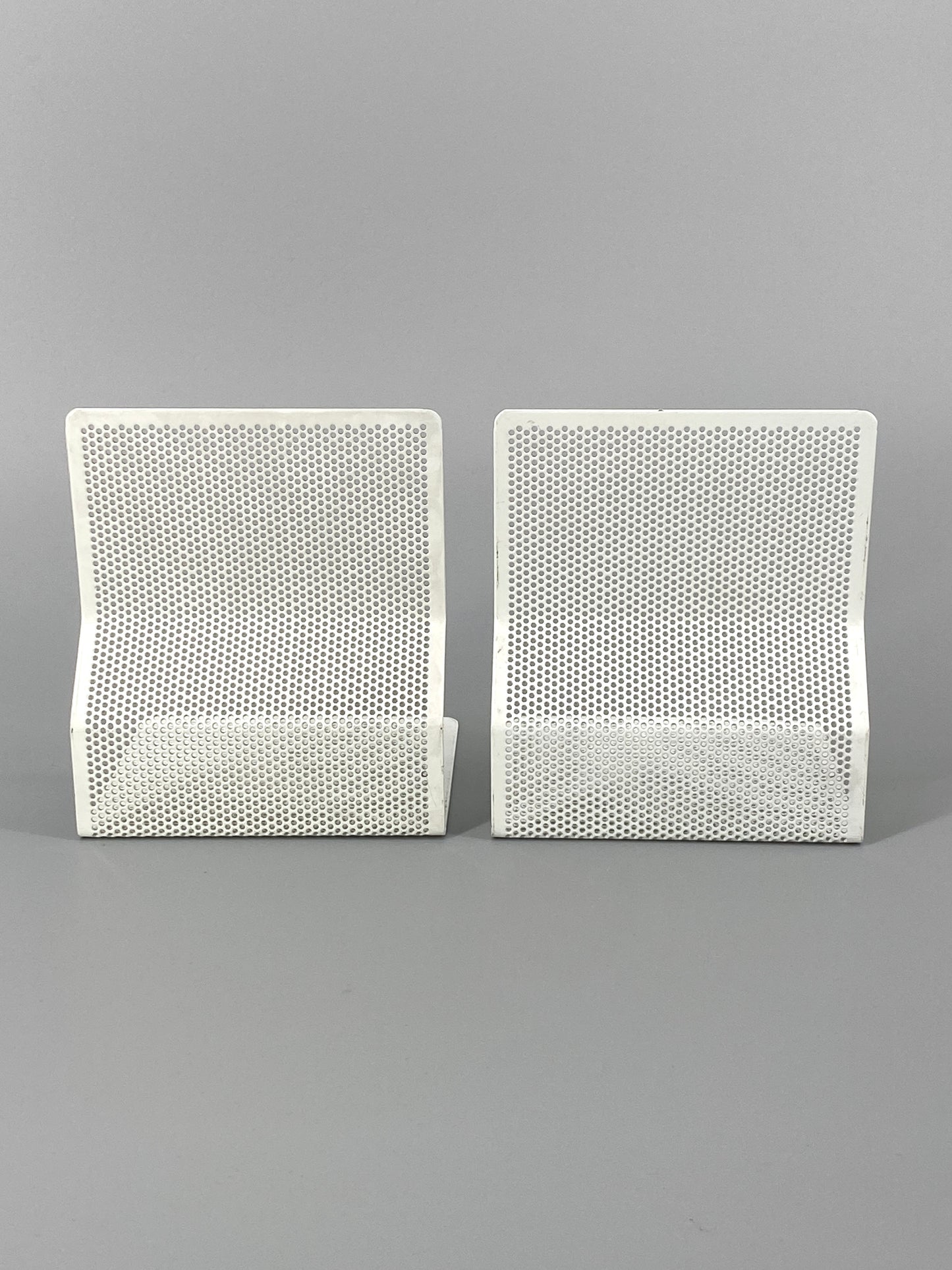 1 Paar Buchstützen aus weißem, perforiertem Metall, 1980er