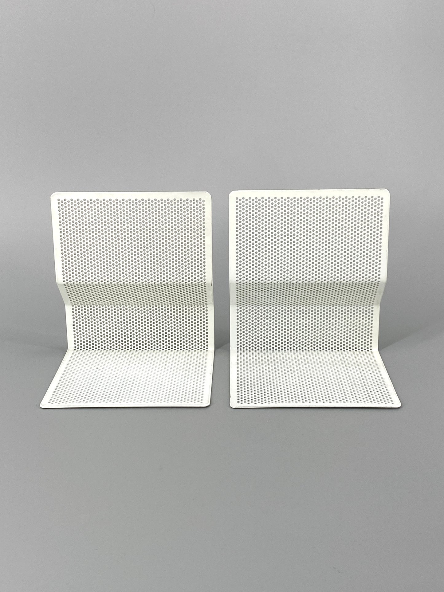 1 Paar Buchstützen aus weißem, perforiertem Metall, 1980er