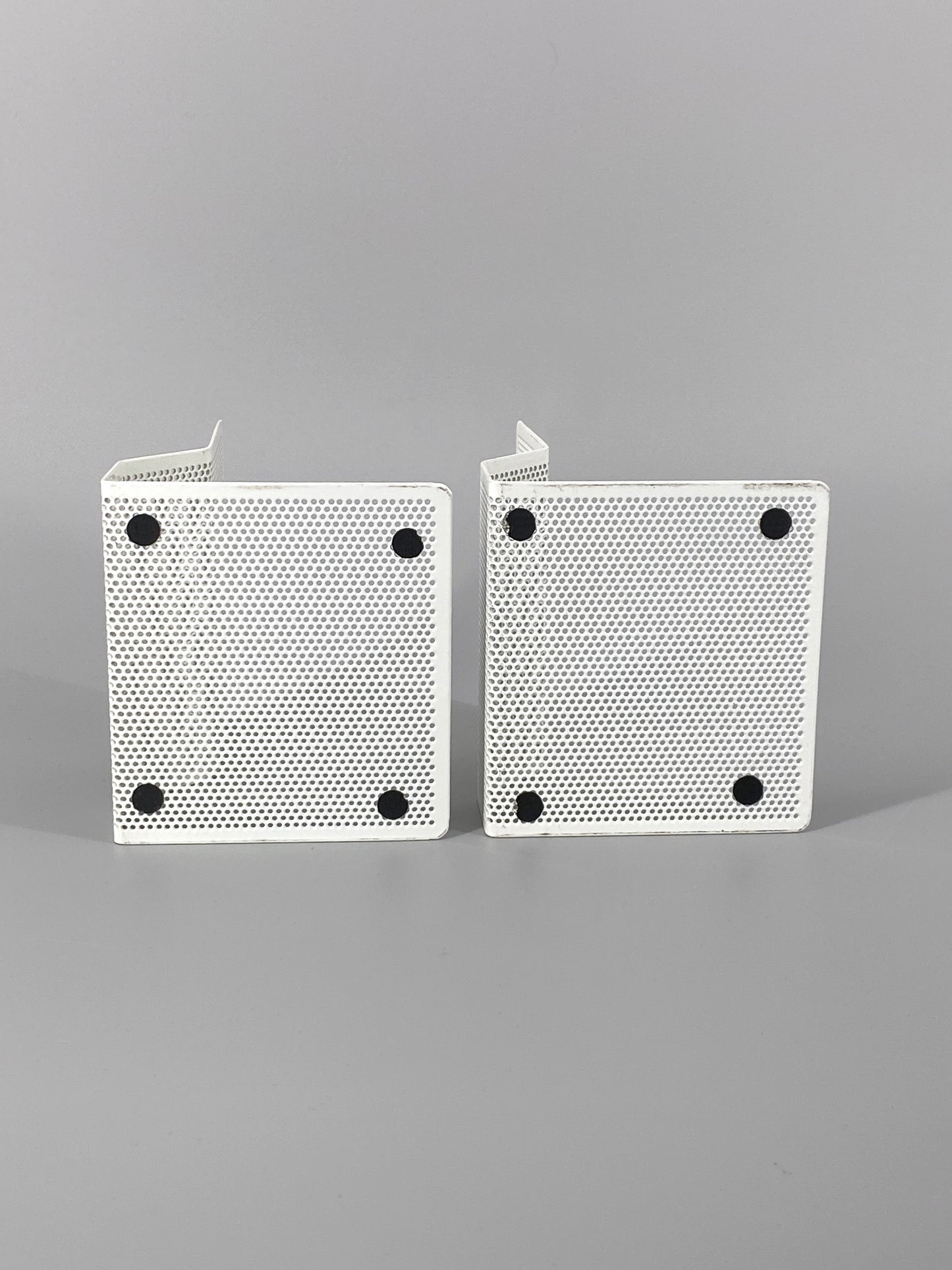 1 Paar Buchstützen aus weißem, perforiertem Metall, 1980er