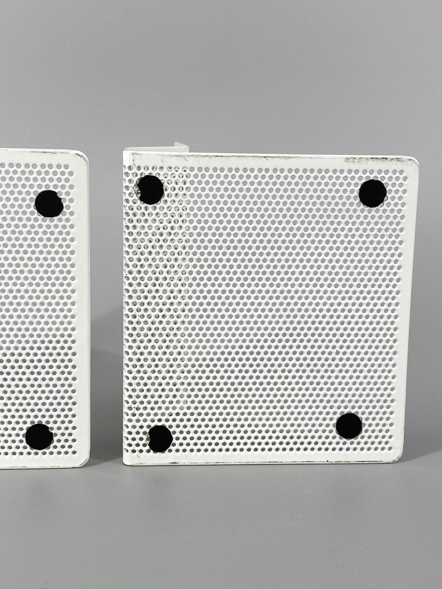 1 Paar Buchstützen aus weißem, perforiertem Metall, 1980er