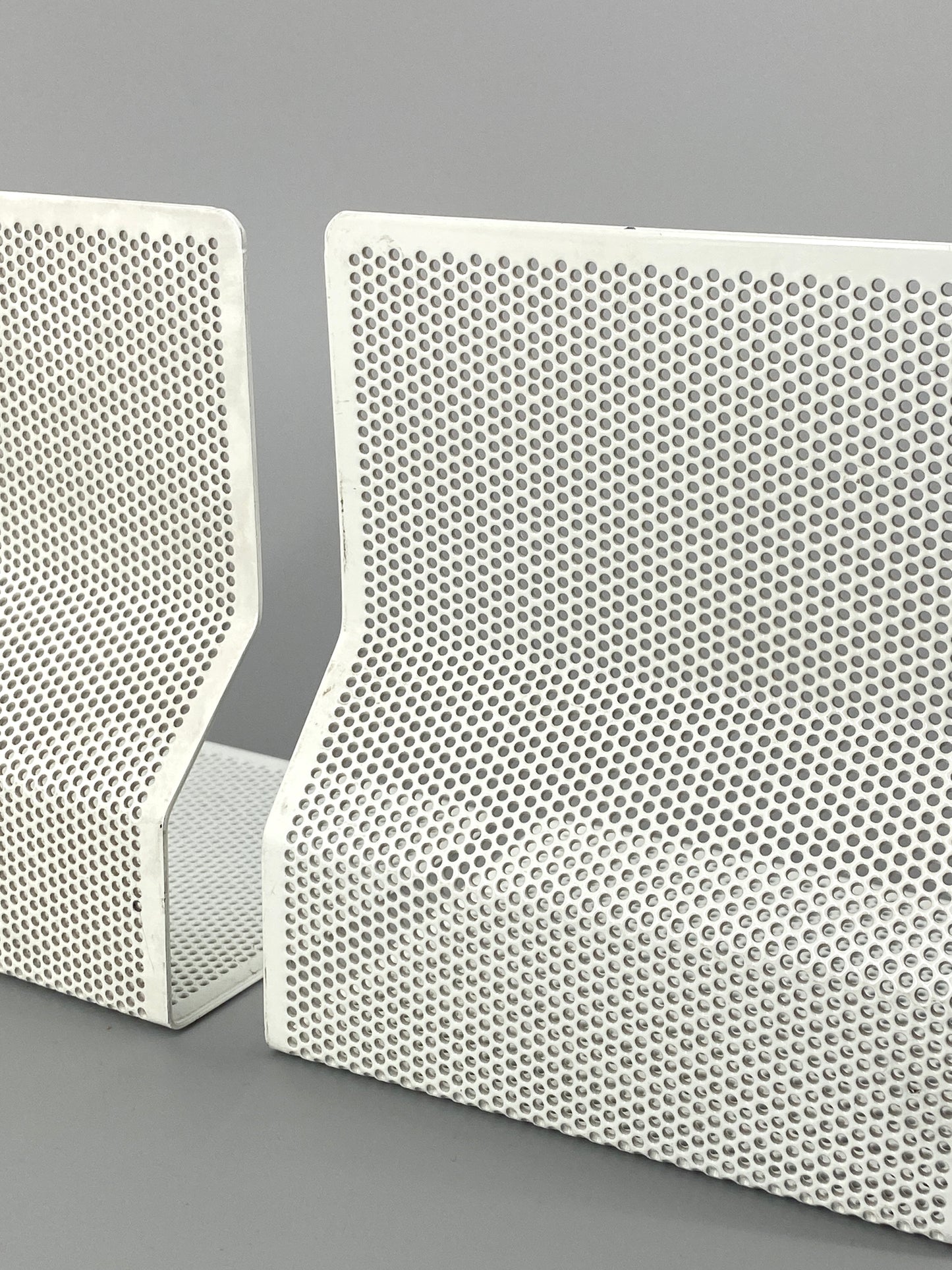 1 Paar Buchstützen aus weißem, perforiertem Metall, 1980er