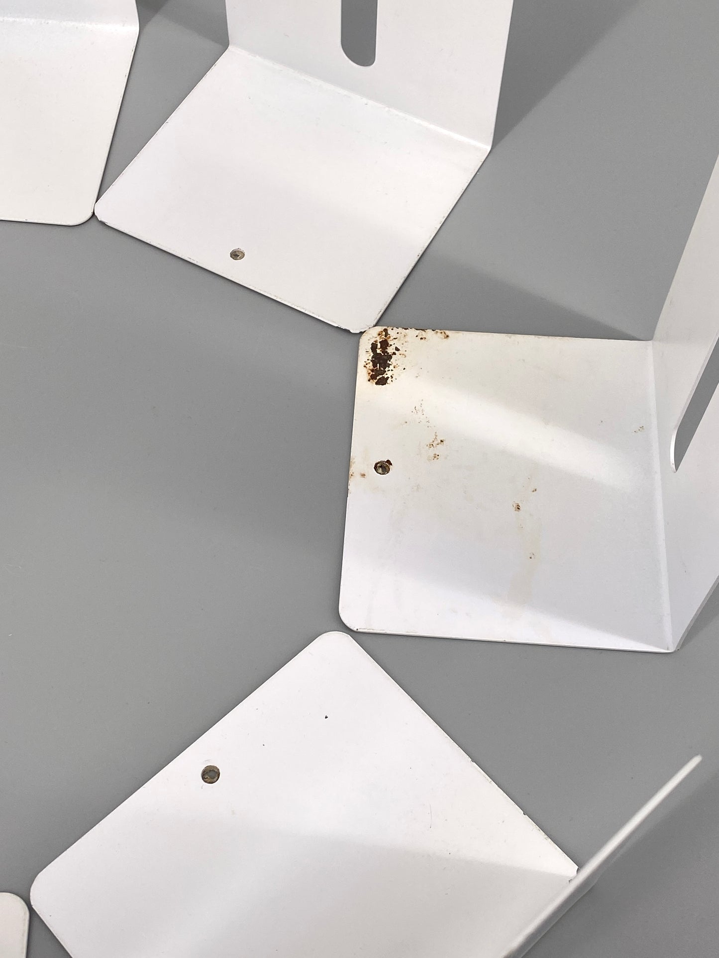 8 weiße, abgerundete Buchstützen aus Metall, 80er