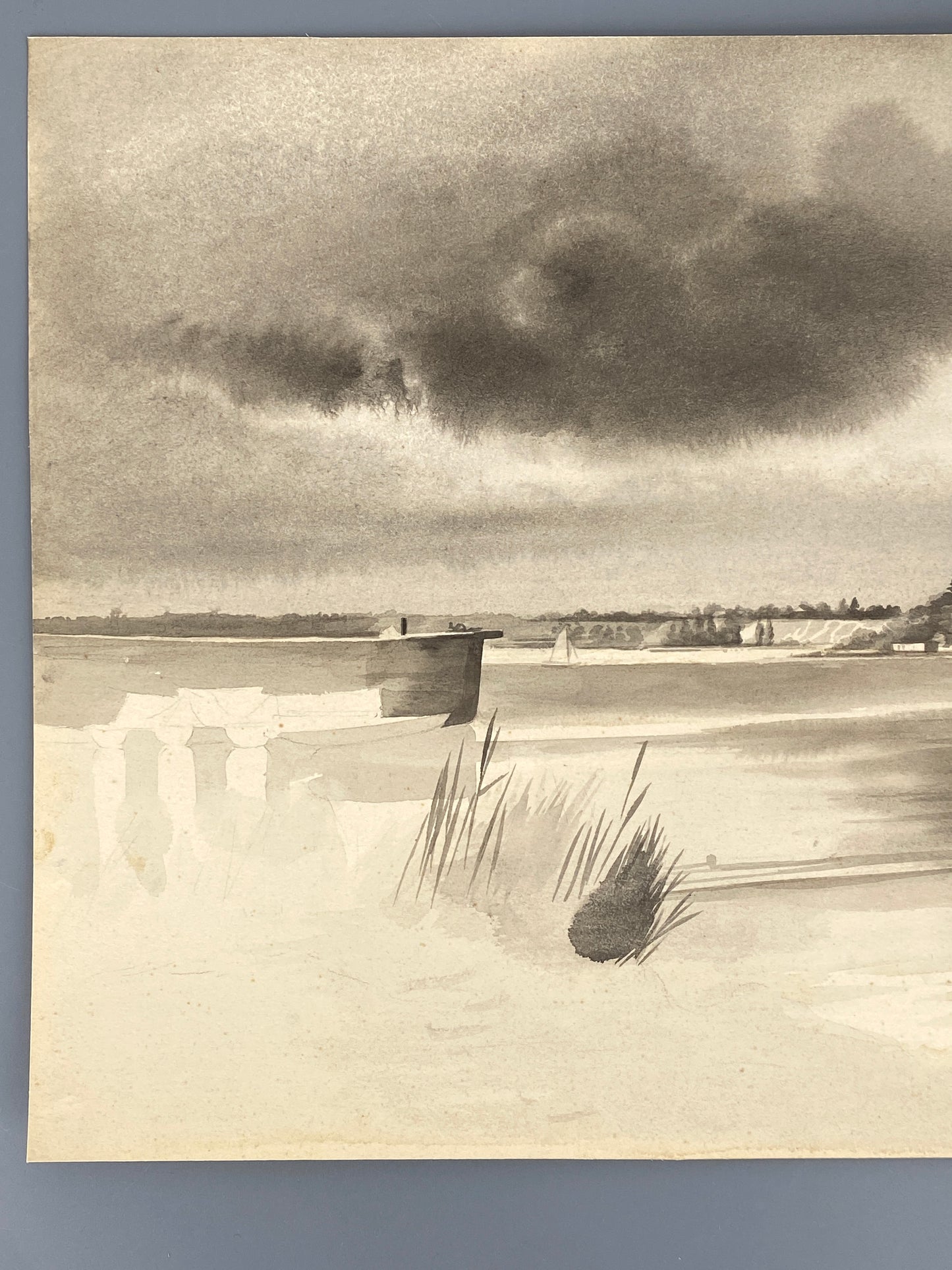 Zartes, monochromes Aquarell "See mit Segelboot"
