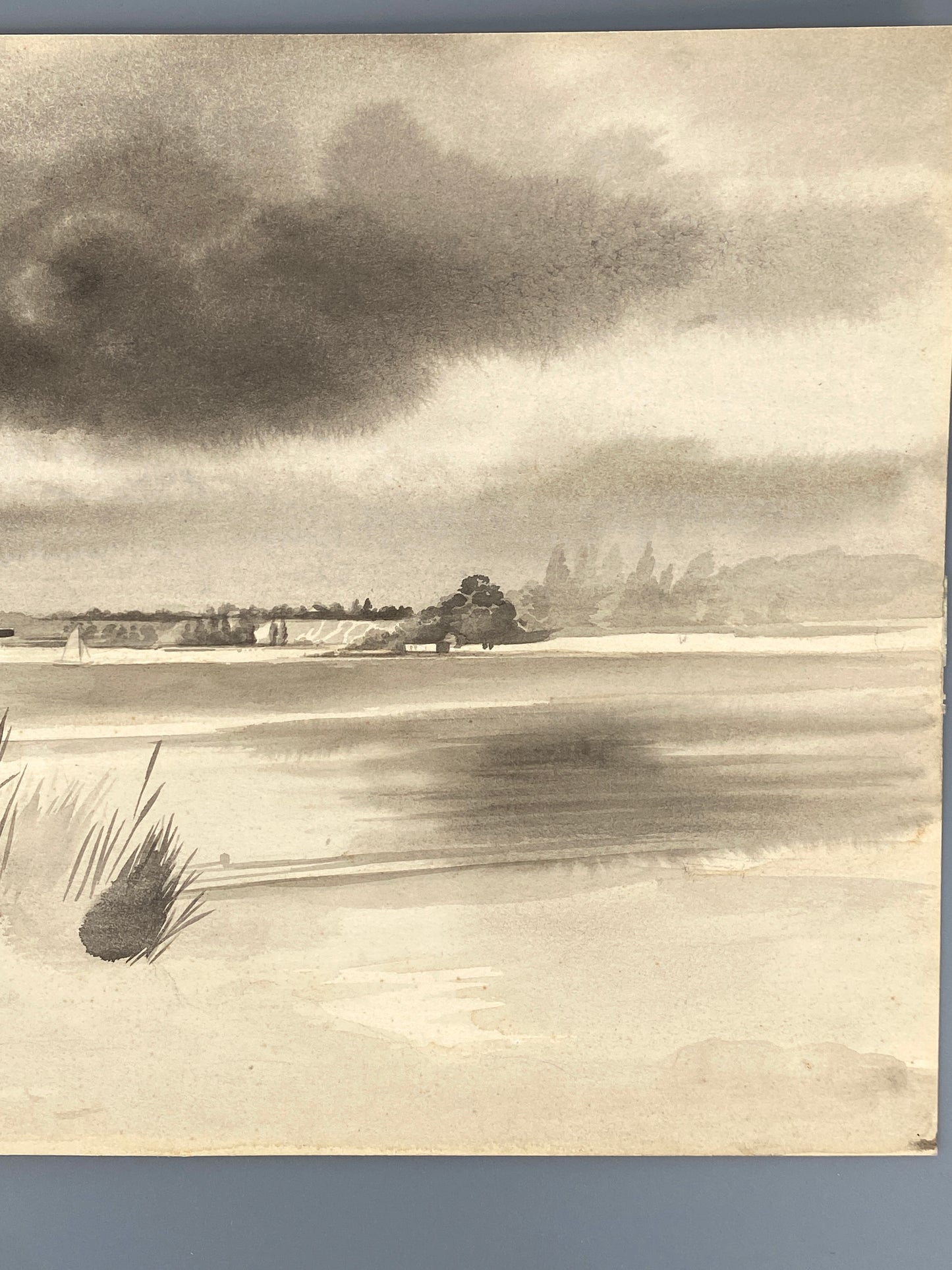 Zartes, monochromes Aquarell "See mit Segelboot"