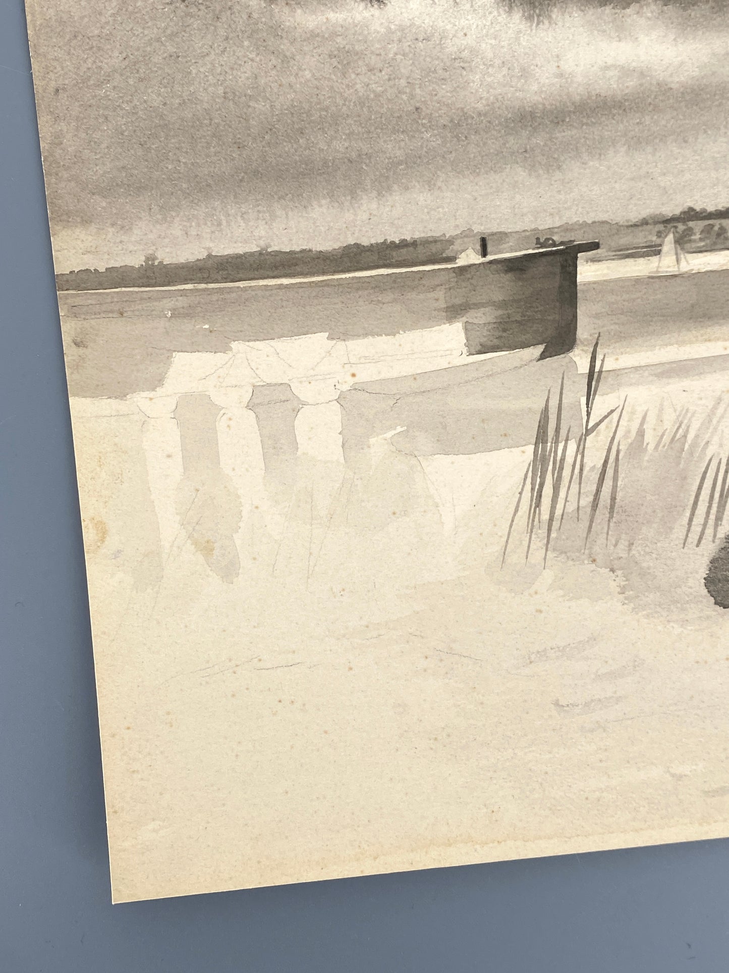 Zartes, monochromes Aquarell "See mit Segelboot"