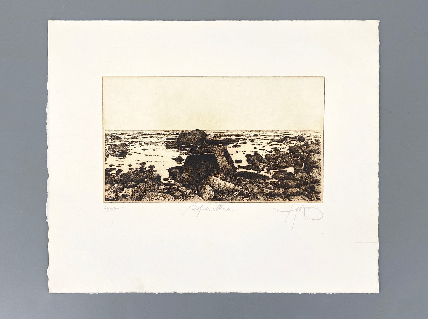 Detailreche Radierung "Auf den Steinen" mit Plattenton von Walter Herzog, handsigniert, nummeriert
