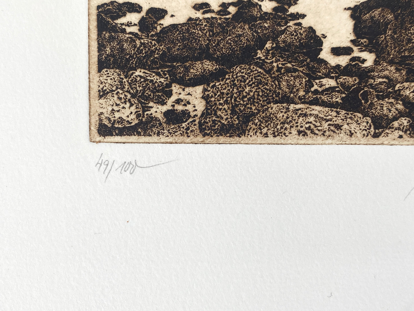 Detailreche Radierung "Auf den Steinen" mit Plattenton von Walter Herzog, handsigniert, nummeriert