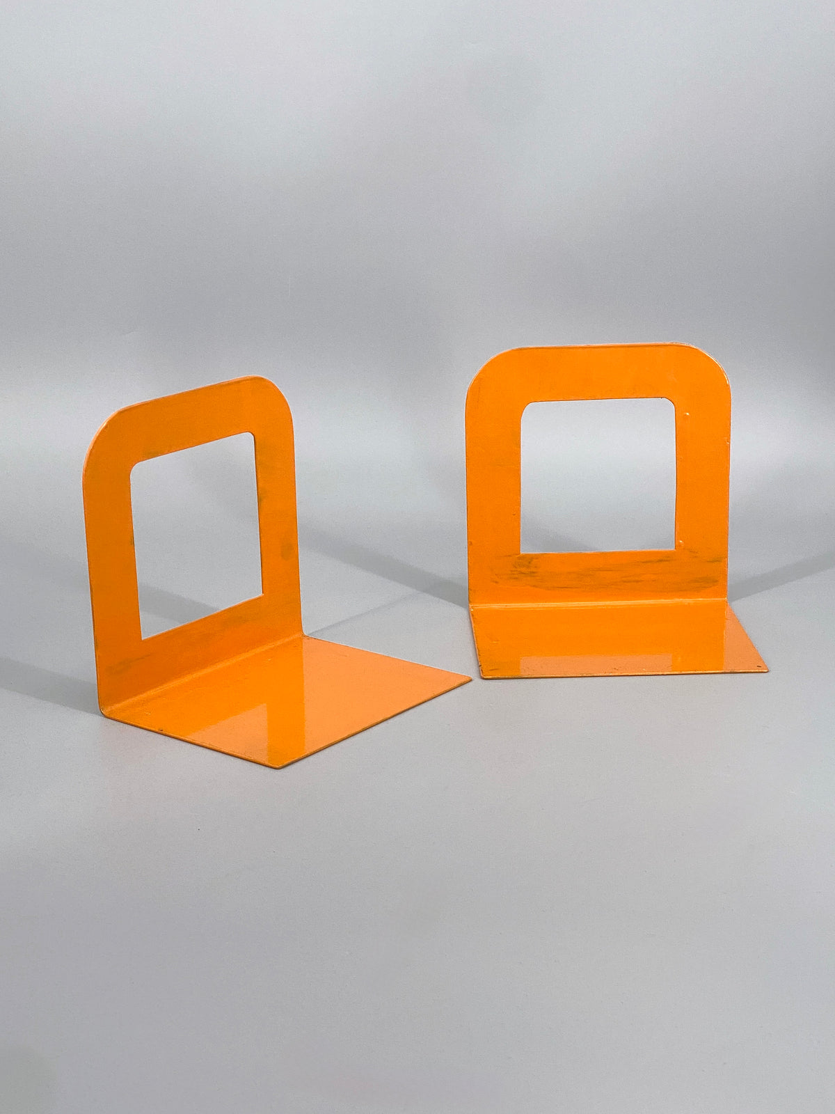 2 orangene Buchstützen aus Metall, Space age, 80er