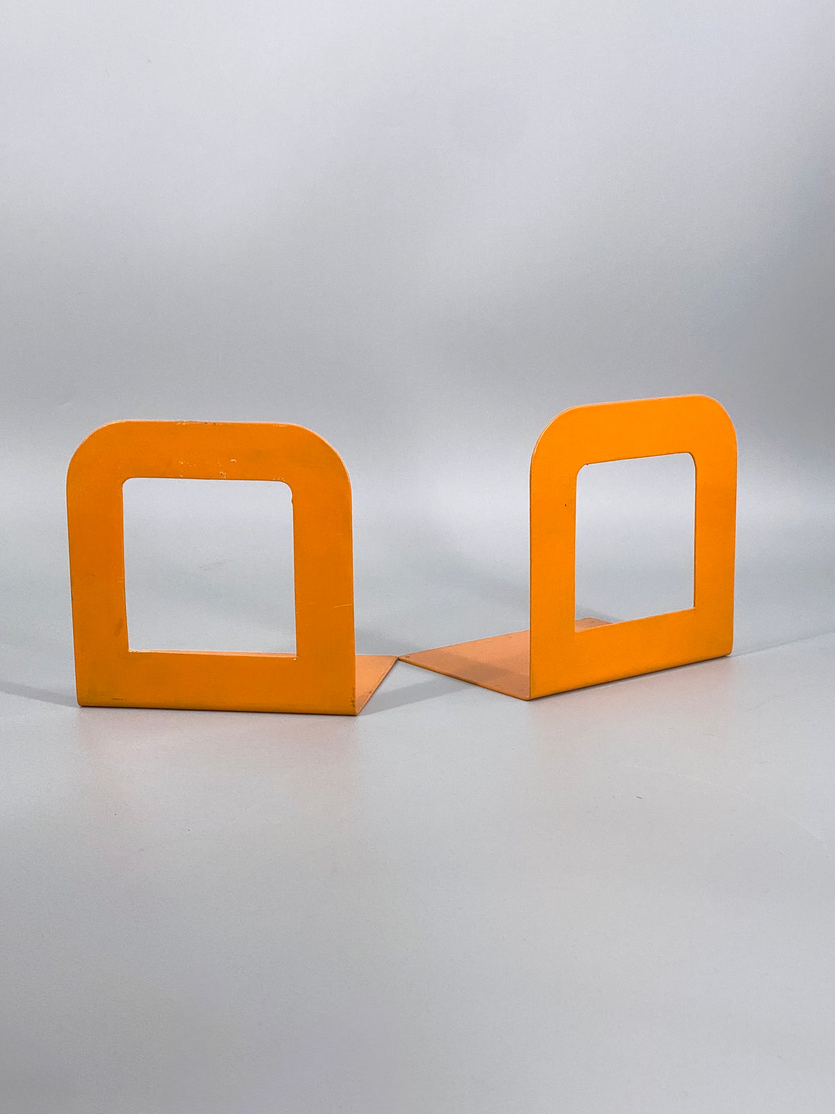 2 orangene Buchstützen aus Metall, Space age, 80er