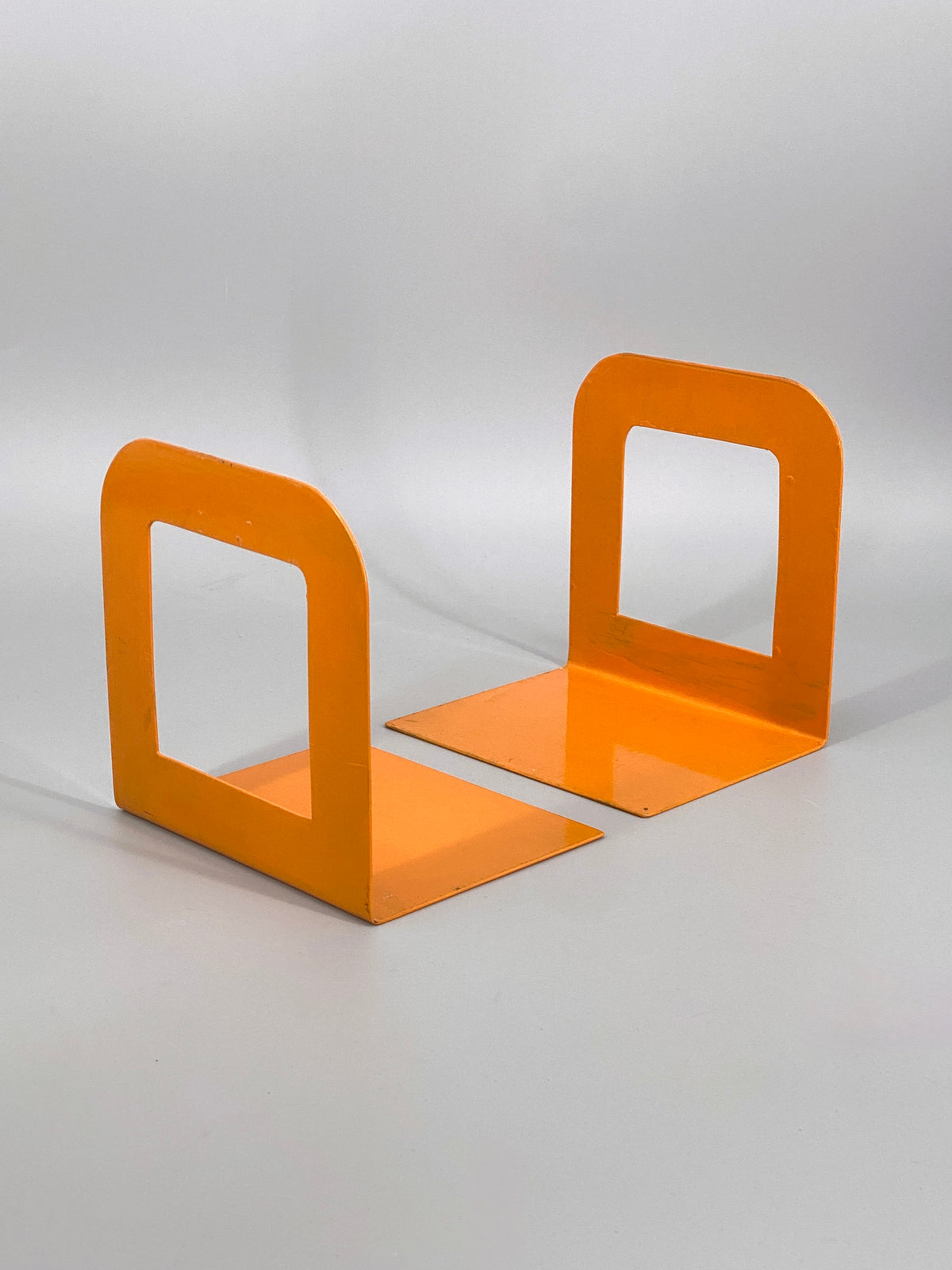 2 orangene Buchstützen aus Metall, Space age, 80er