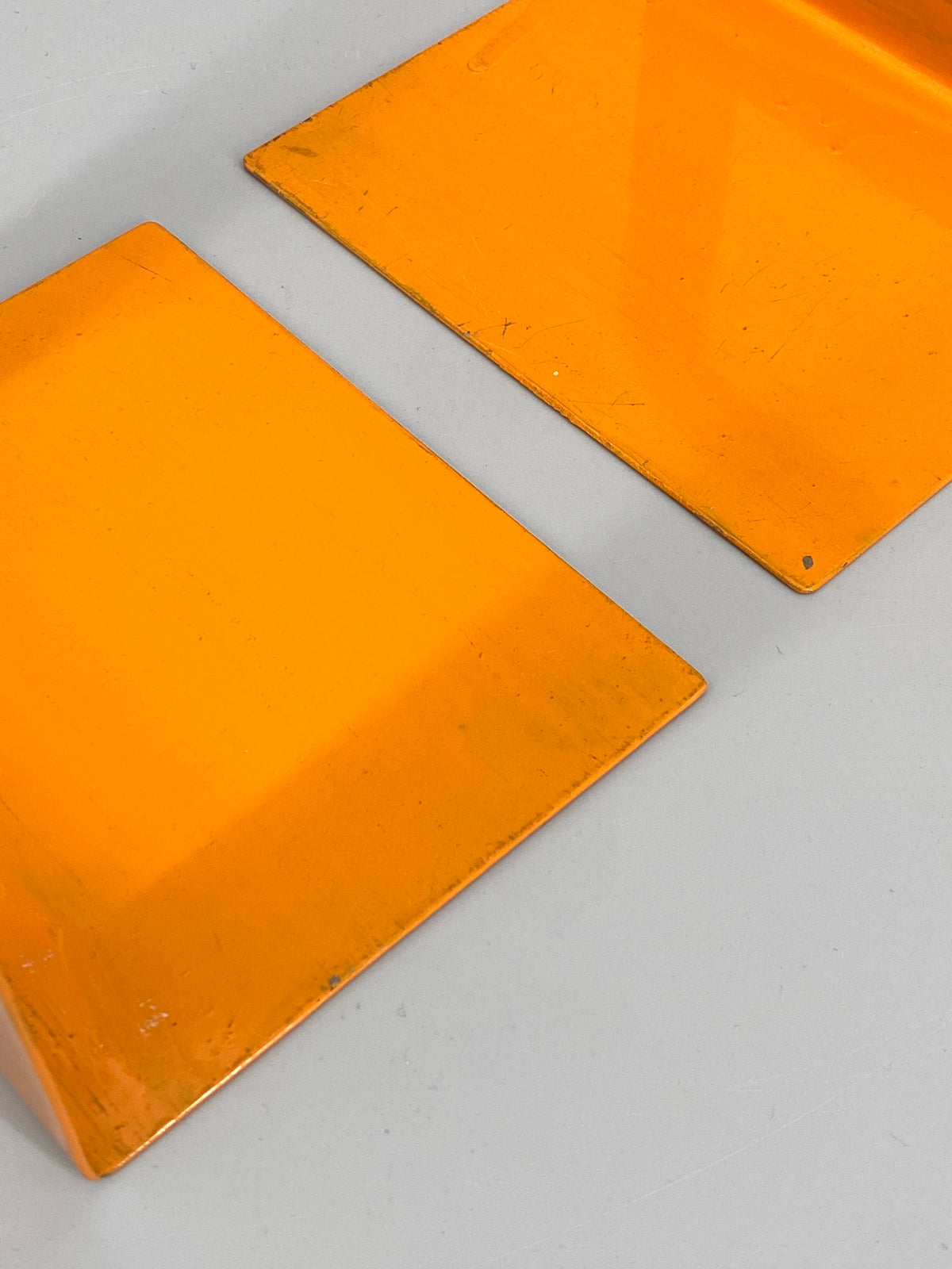 2 orangene Buchstützen aus Metall, Space age, 80er