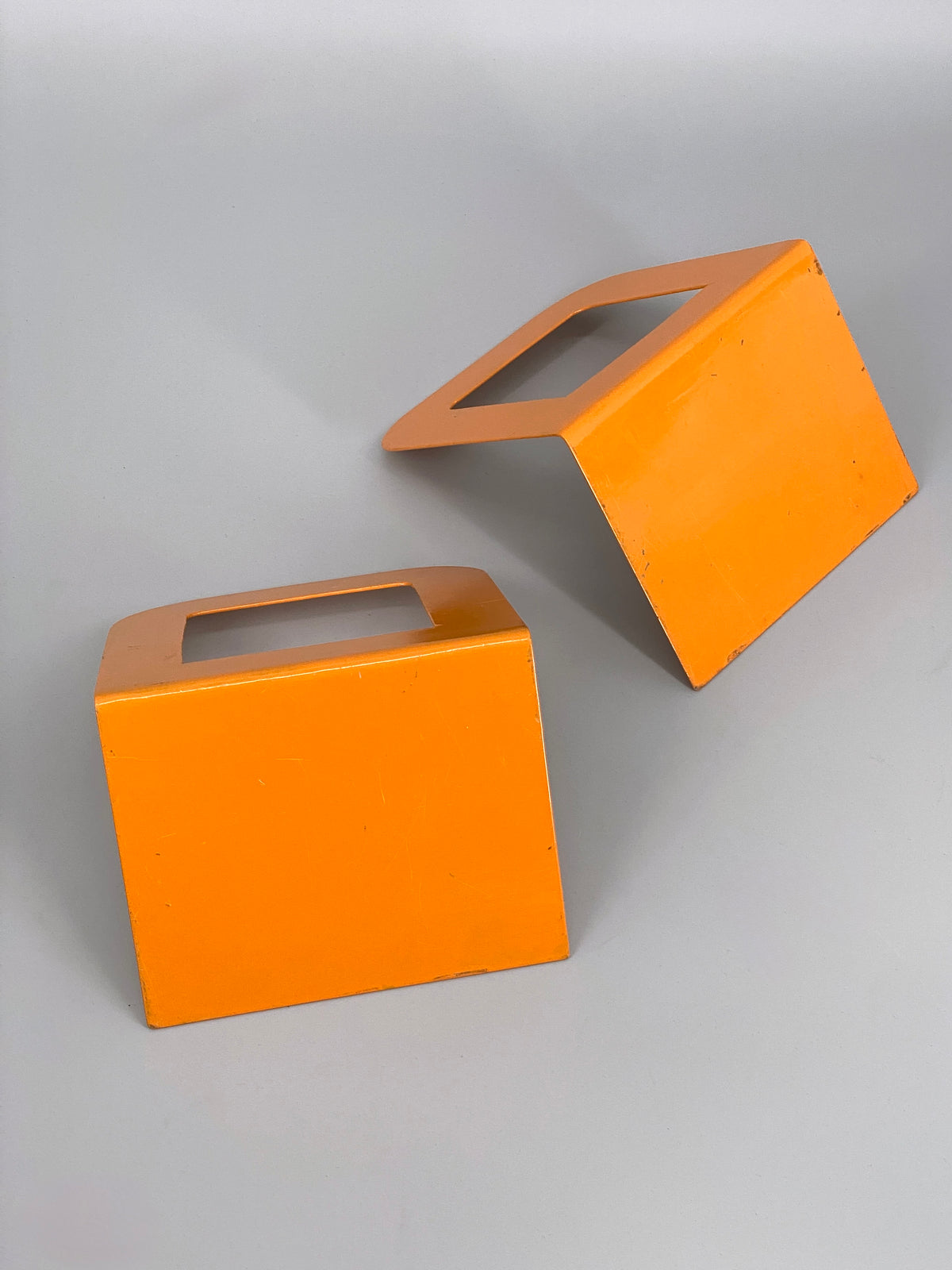 2 orangene Buchstützen aus Metall, Space age, 80er
