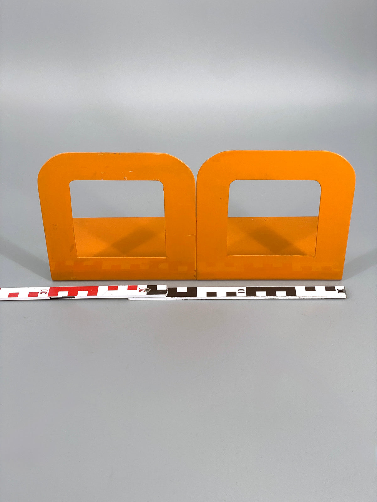 2 orangene Buchstützen aus Metall, Space age, 80er