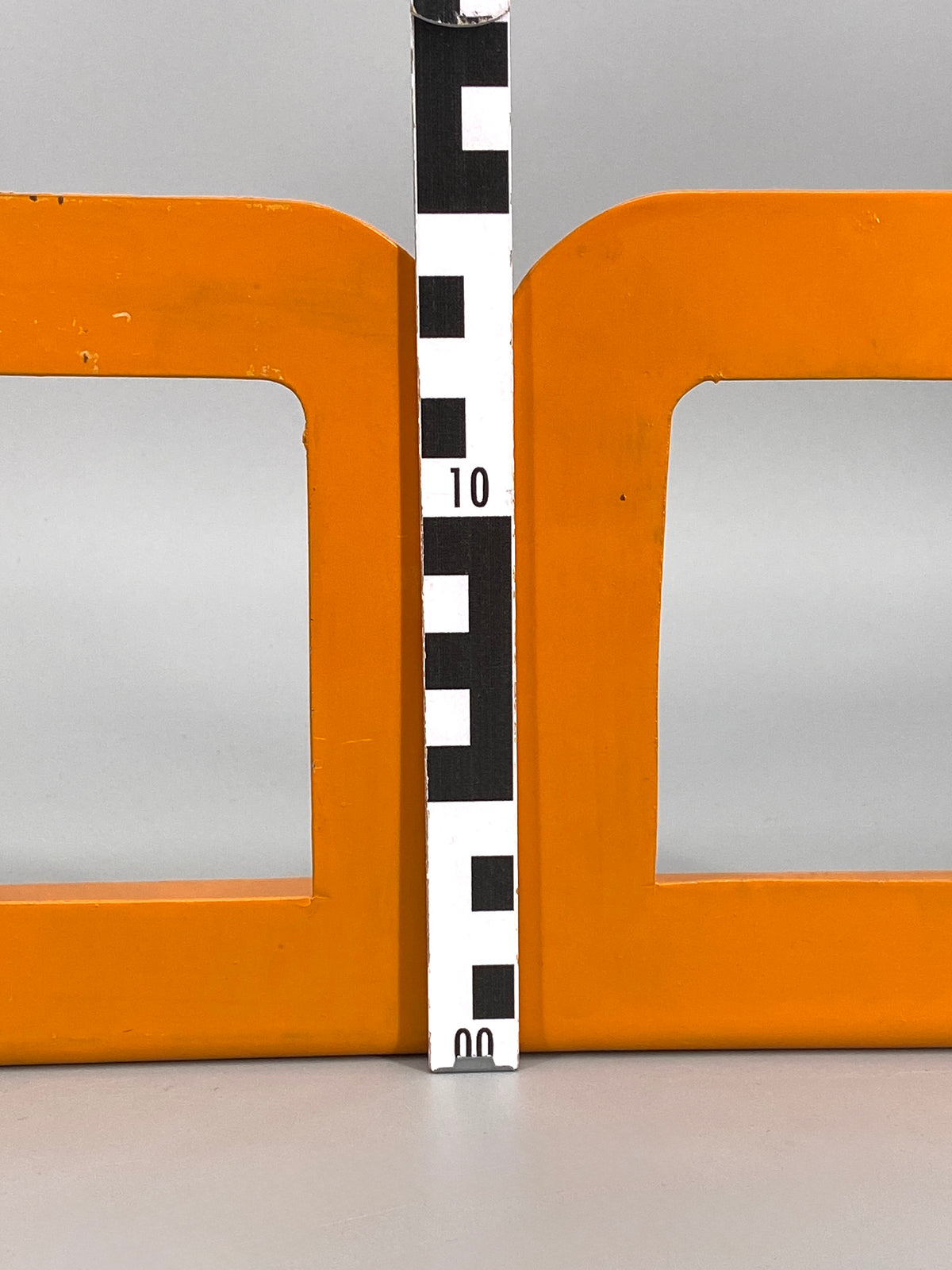 2 orangene Buchstützen aus Metall, Space age, 80er