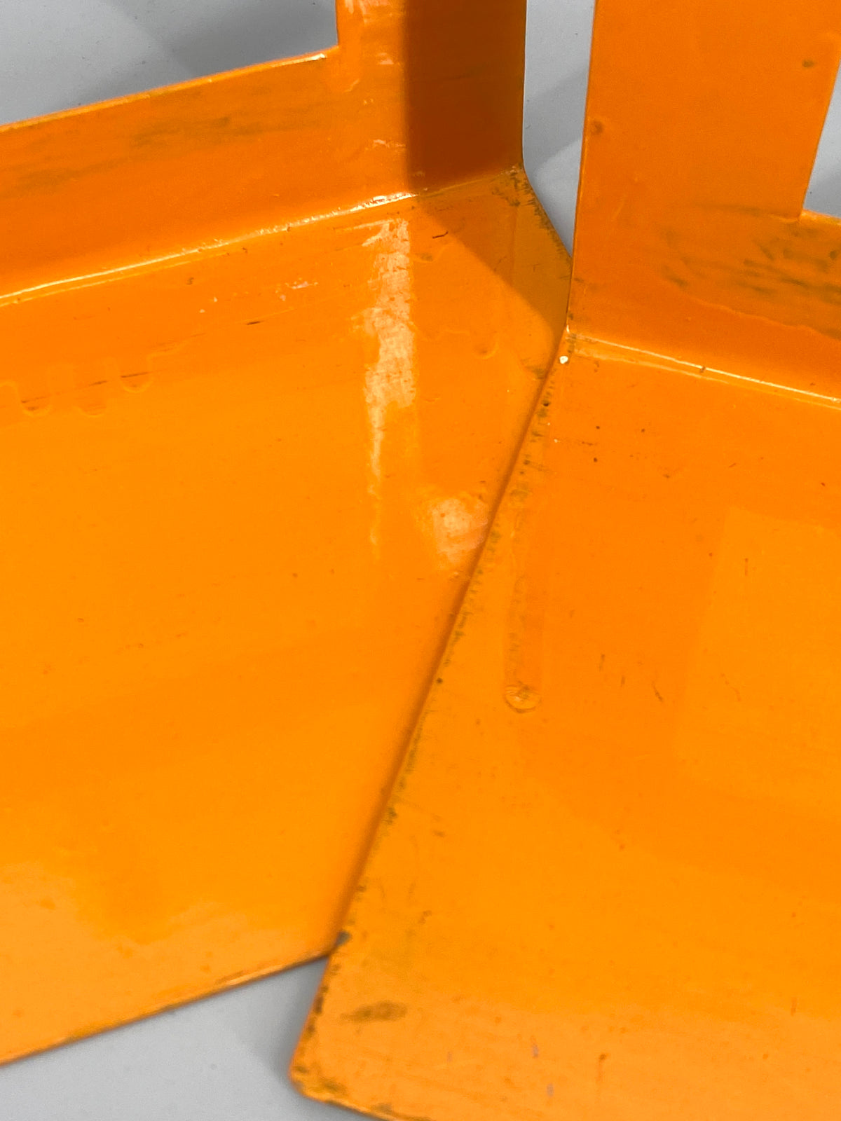 2 orangene Buchstützen aus Metall, Space age, 80er