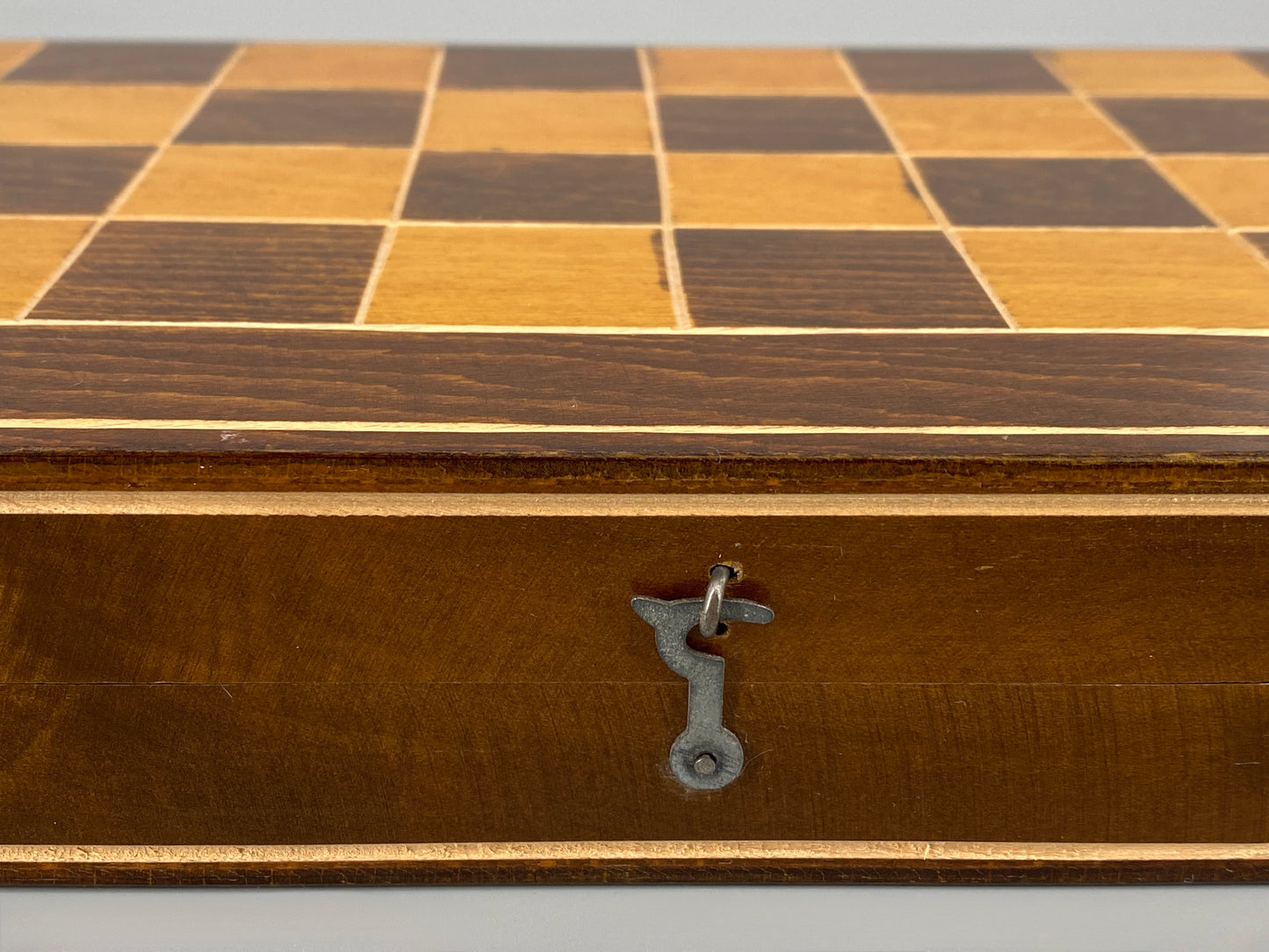 Vollständiges Schachspiel aus Holz, Koffer mit Backgrammon-Spielbrett