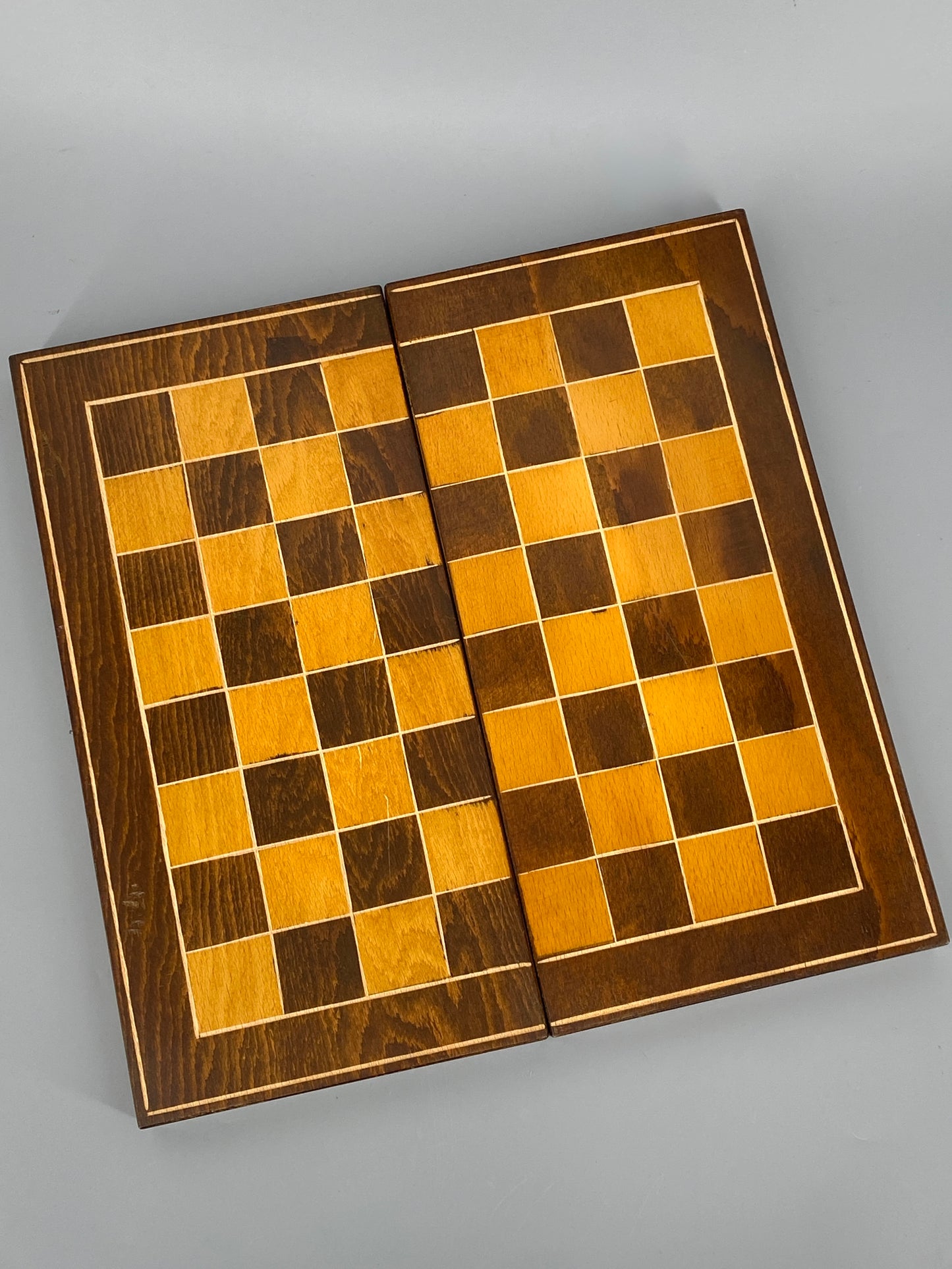 Vollständiges Schachspiel aus Holz, Koffer mit Backgrammon-Spielbrett