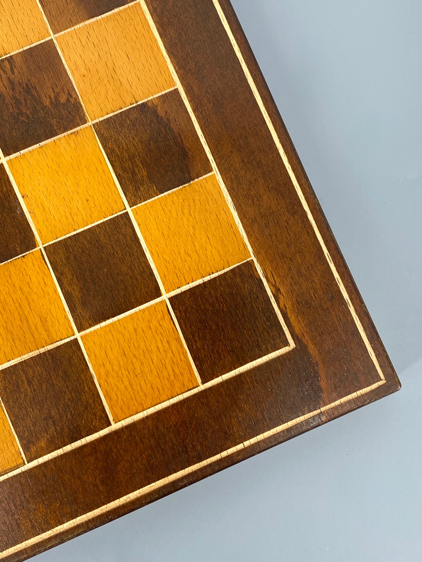 Vollständiges Schachspiel aus Holz, Koffer mit Backgrammon-Spielbrett