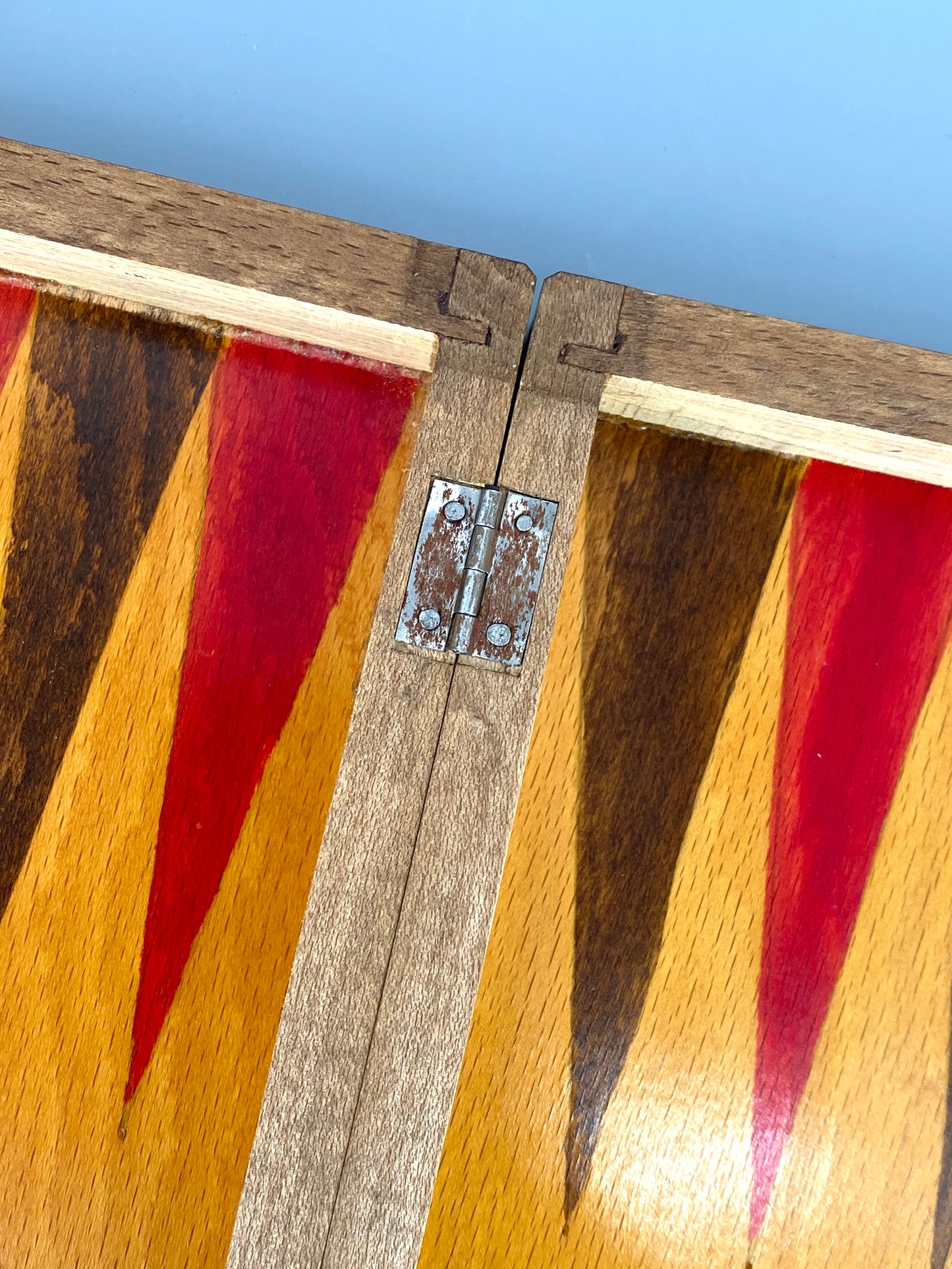 Vollständiges Schachspiel aus Holz, Koffer mit Backgrammon-Spielbrett