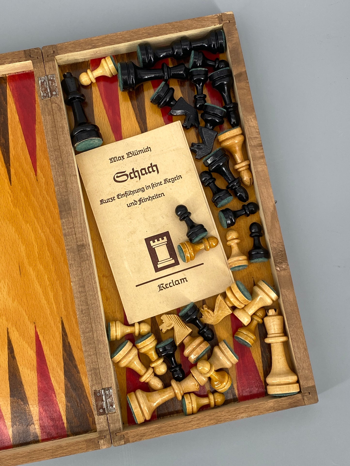 Vollständiges Schachspiel aus Holz, Koffer mit Backgrammon-Spielbrett