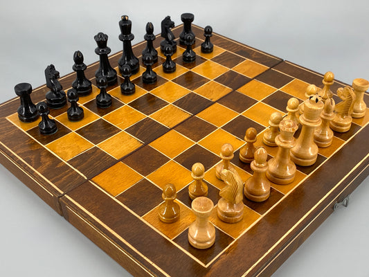 Vollständiges Schachspiel aus Holz, Koffer mit Backgrammon-Spielbrett