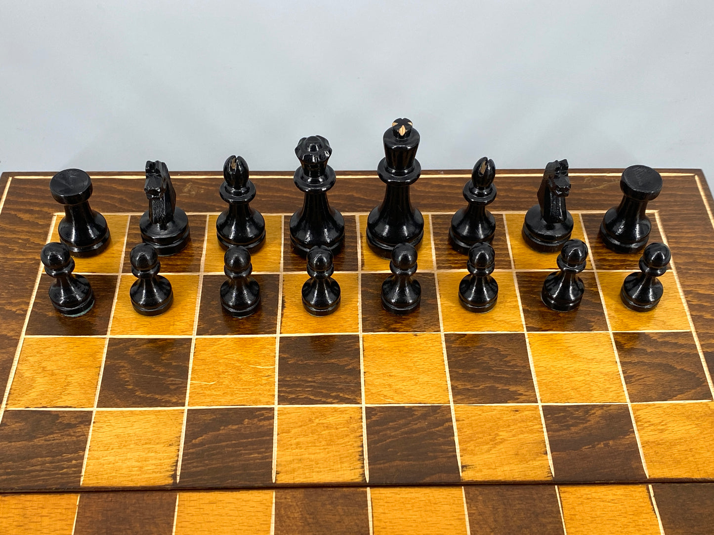 Vollständiges Schachspiel aus Holz, Koffer mit Backgrammon-Spielbrett