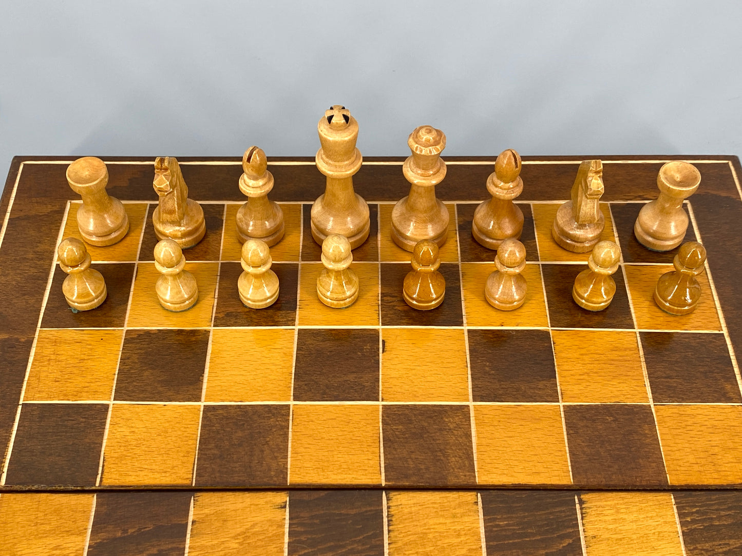 Vollständiges Schachspiel aus Holz, Koffer mit Backgrammon-Spielbrett