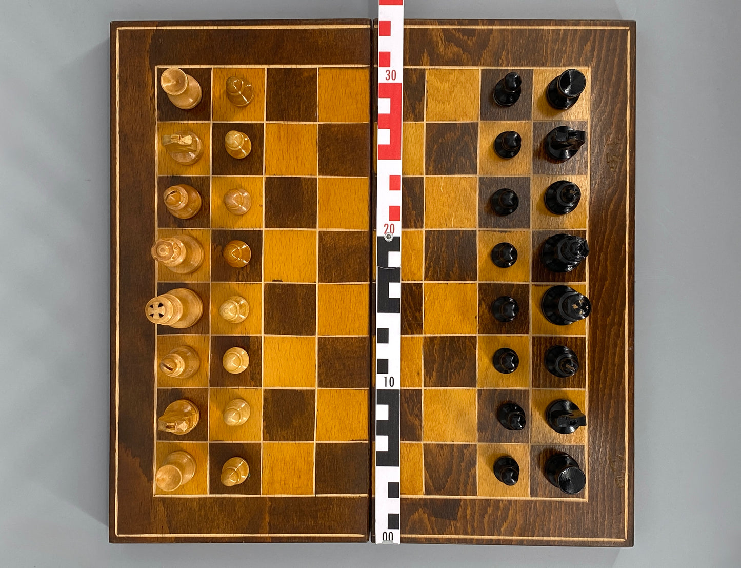 Vollständiges Schachspiel aus Holz, Koffer mit Backgrammon-Spielbrett