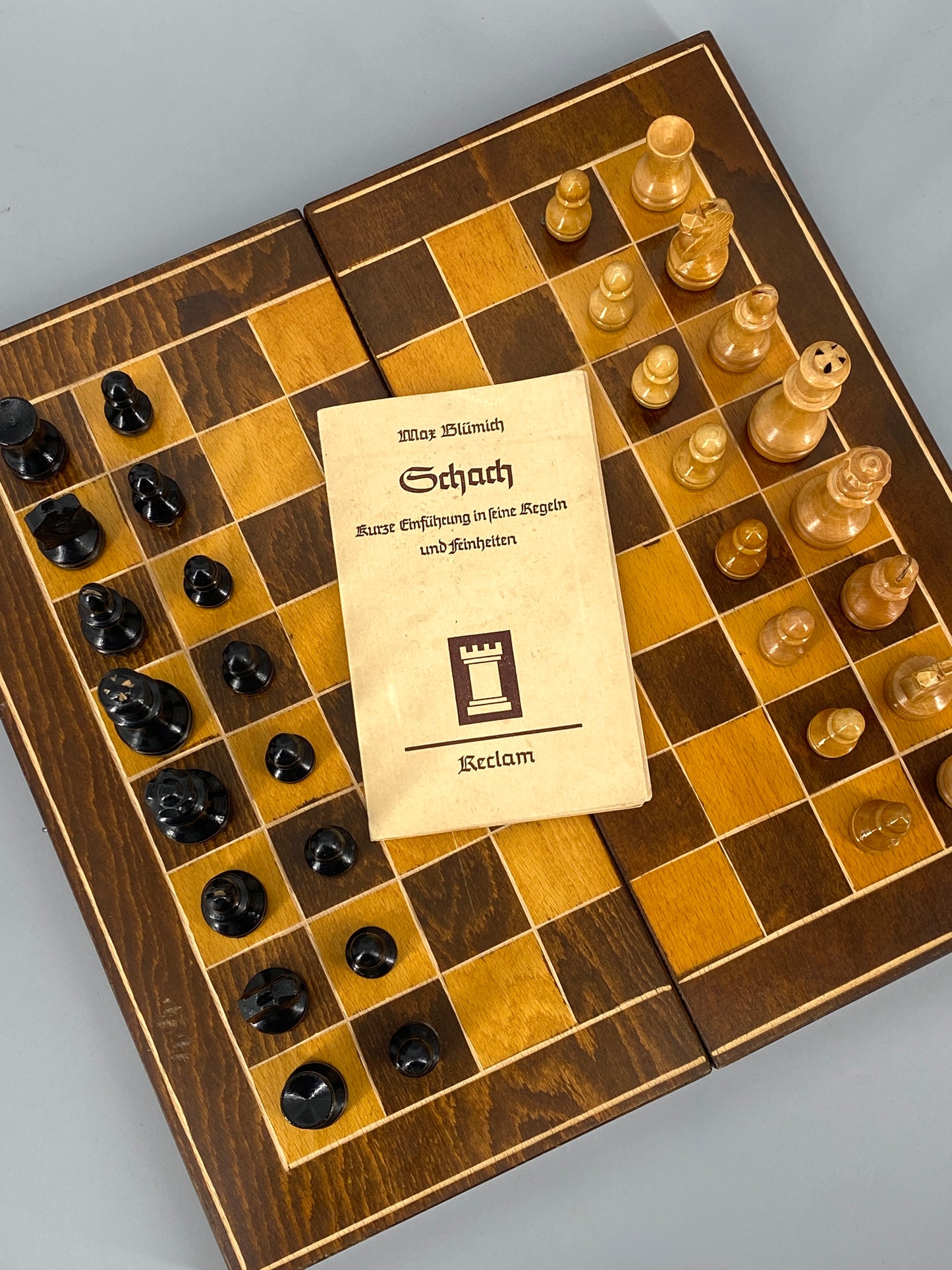 Vollständiges Schachspiel aus Holz, Koffer mit Backgrammon-Spielbrett