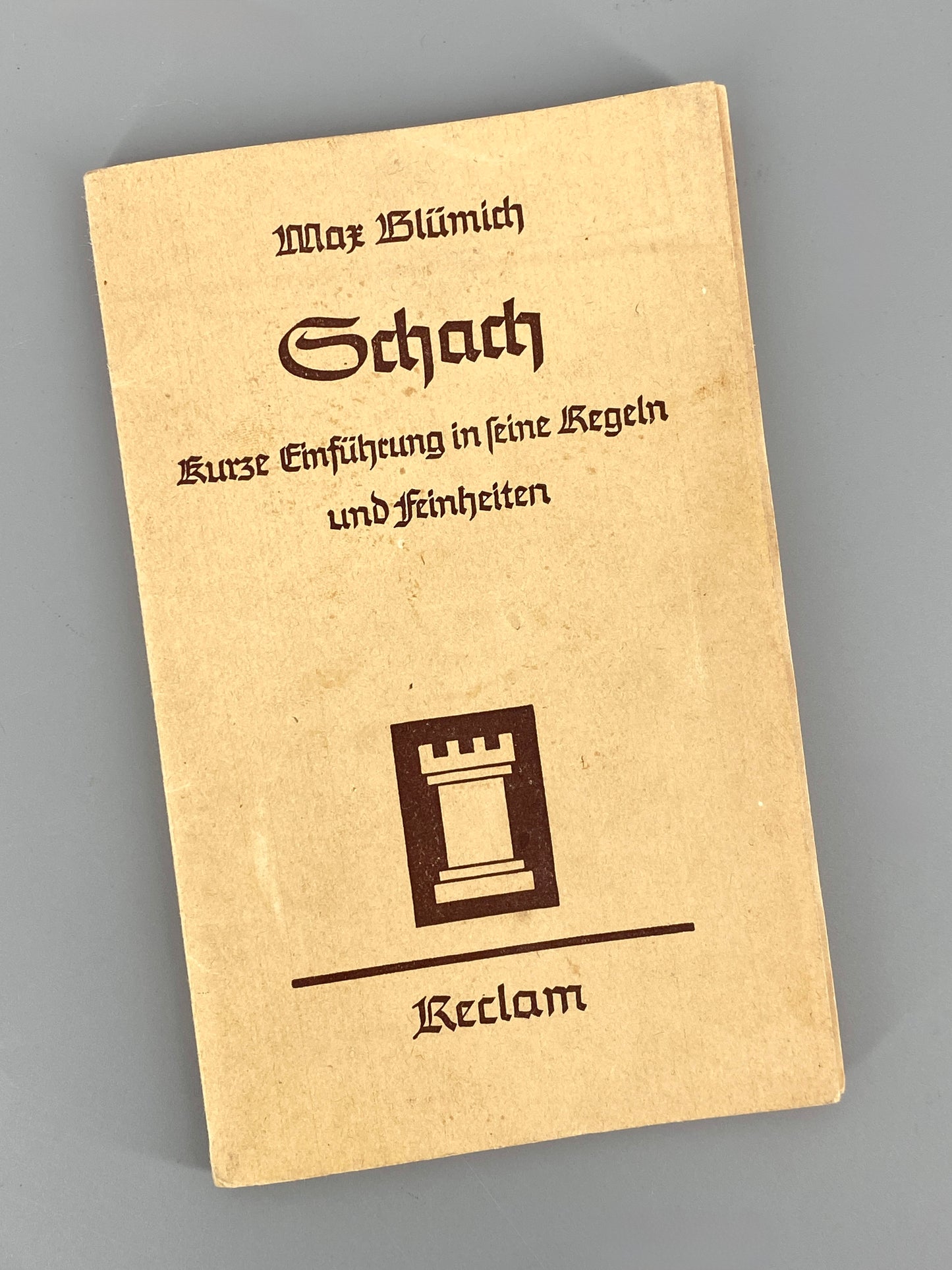 Vollständiges Schachspiel aus Holz, Koffer mit Backgrammon-Spielbrett