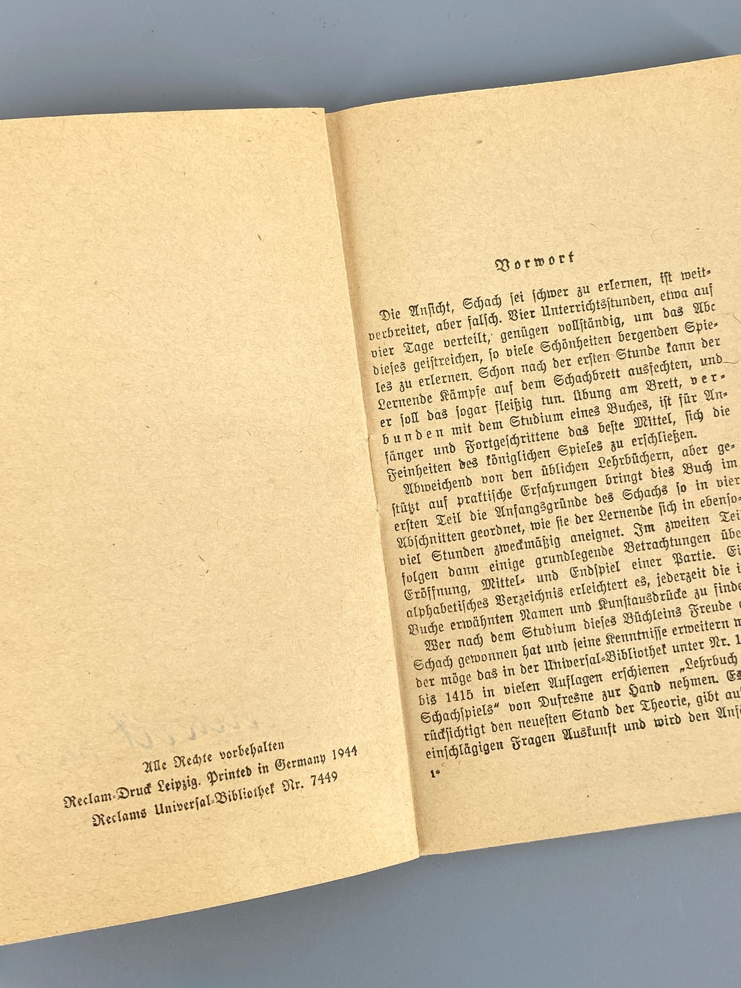 Vollständiges Schachspiel aus Holz, Koffer mit Backgrammon-Spielbrett