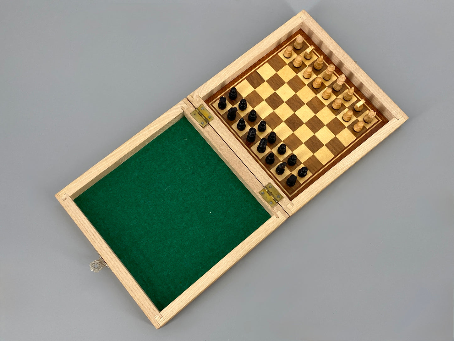 Magnetisches Schachspiel in Reisegröße aus Holz mit Intarsie