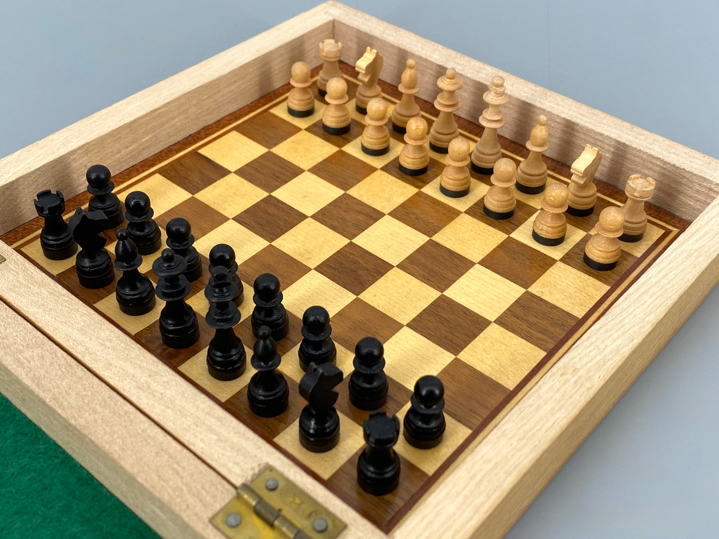 Magnetisches Schachspiel in Reisegröße aus Holz mit Intarsie