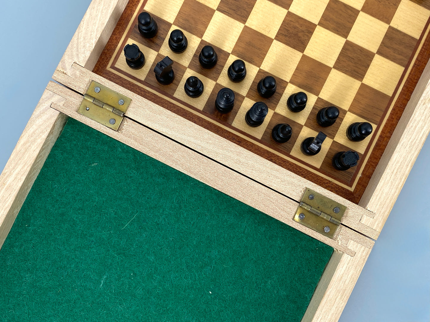 Magnetisches Schachspiel in Reisegröße aus Holz mit Intarsie