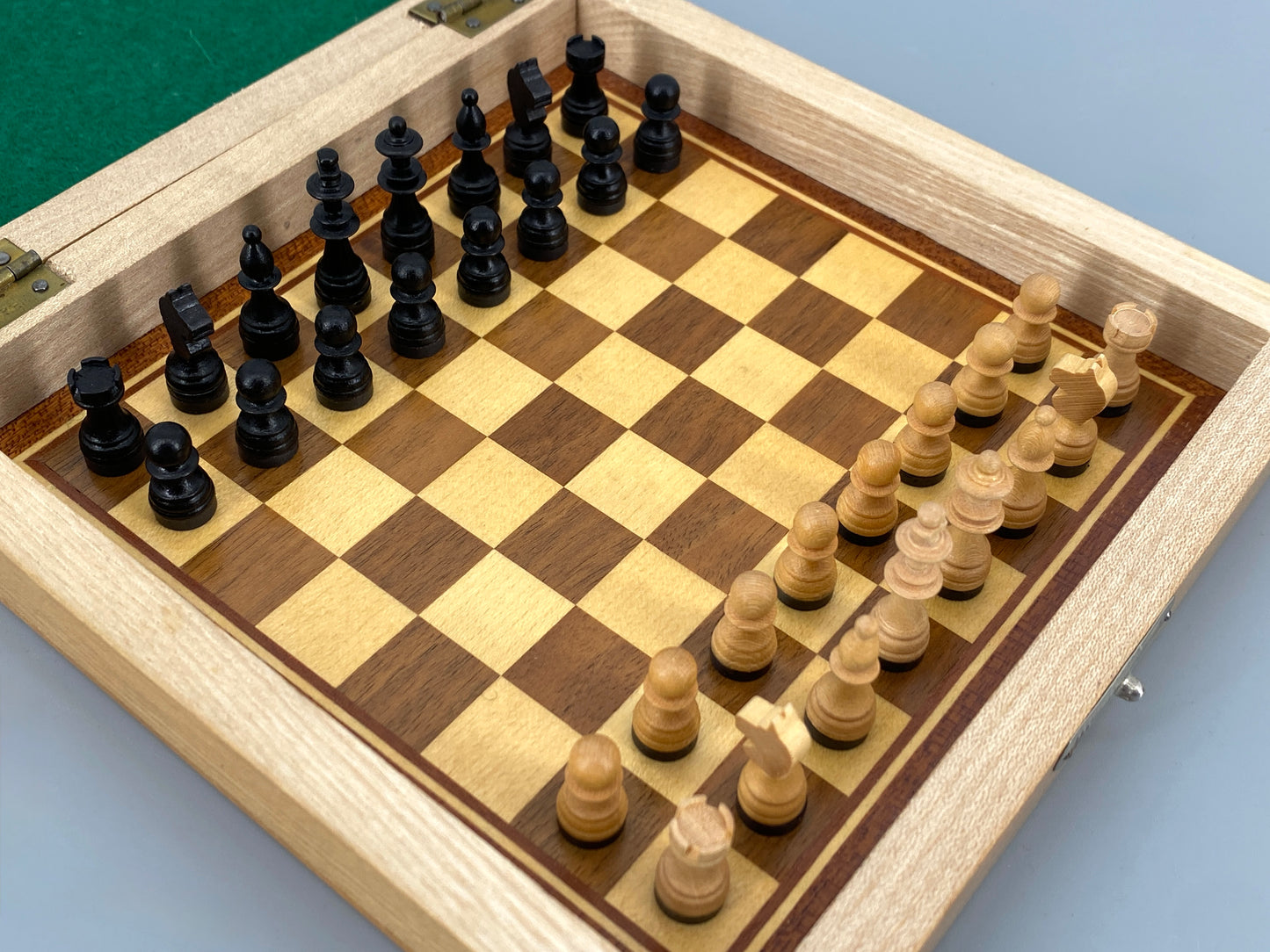 Magnetisches Schachspiel in Reisegröße aus Holz mit Intarsie